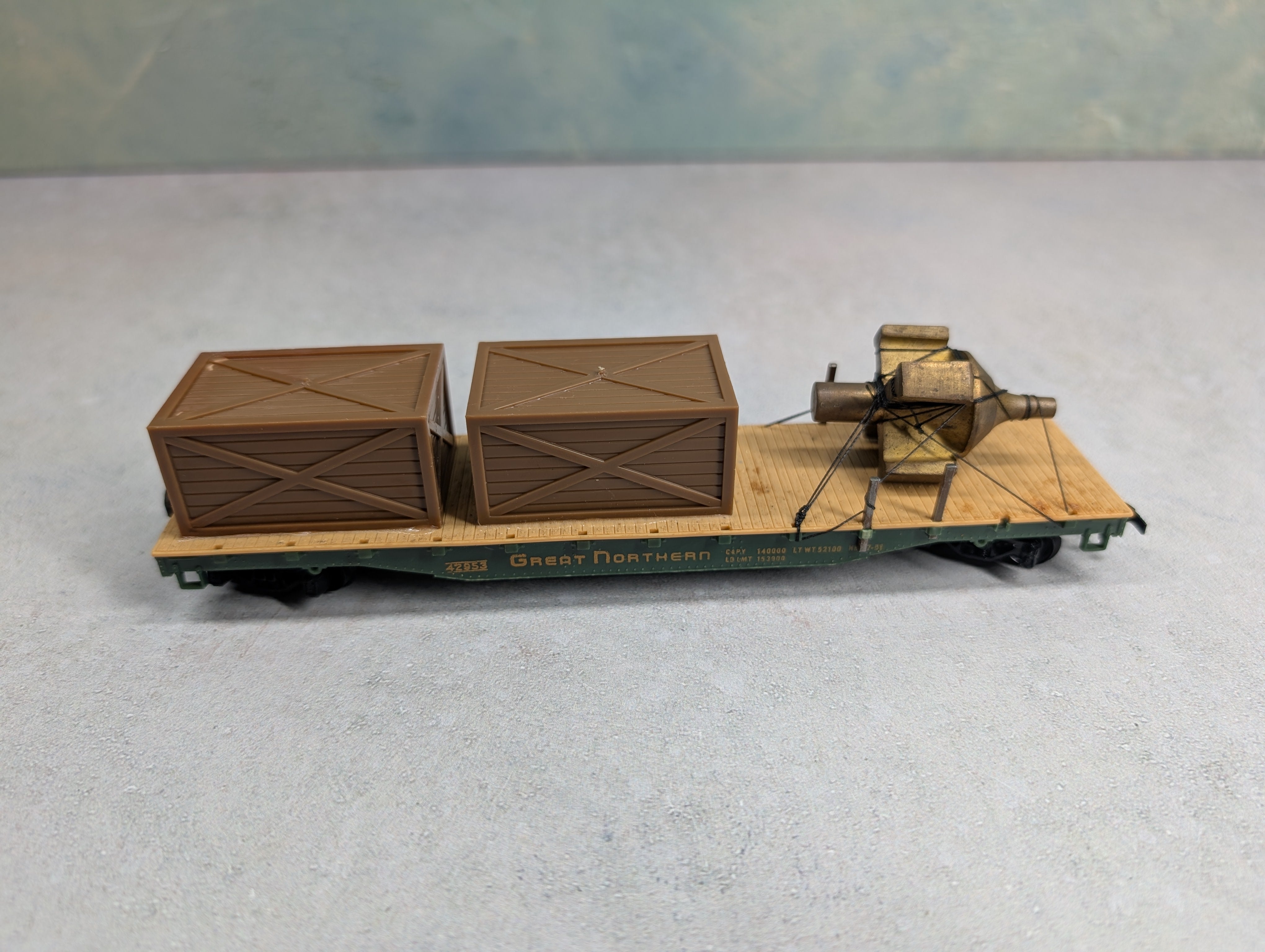 USED Mantua HO Scale 50' Flat Car Great Northern #42953 Industrial Equipment Load w/ Crates