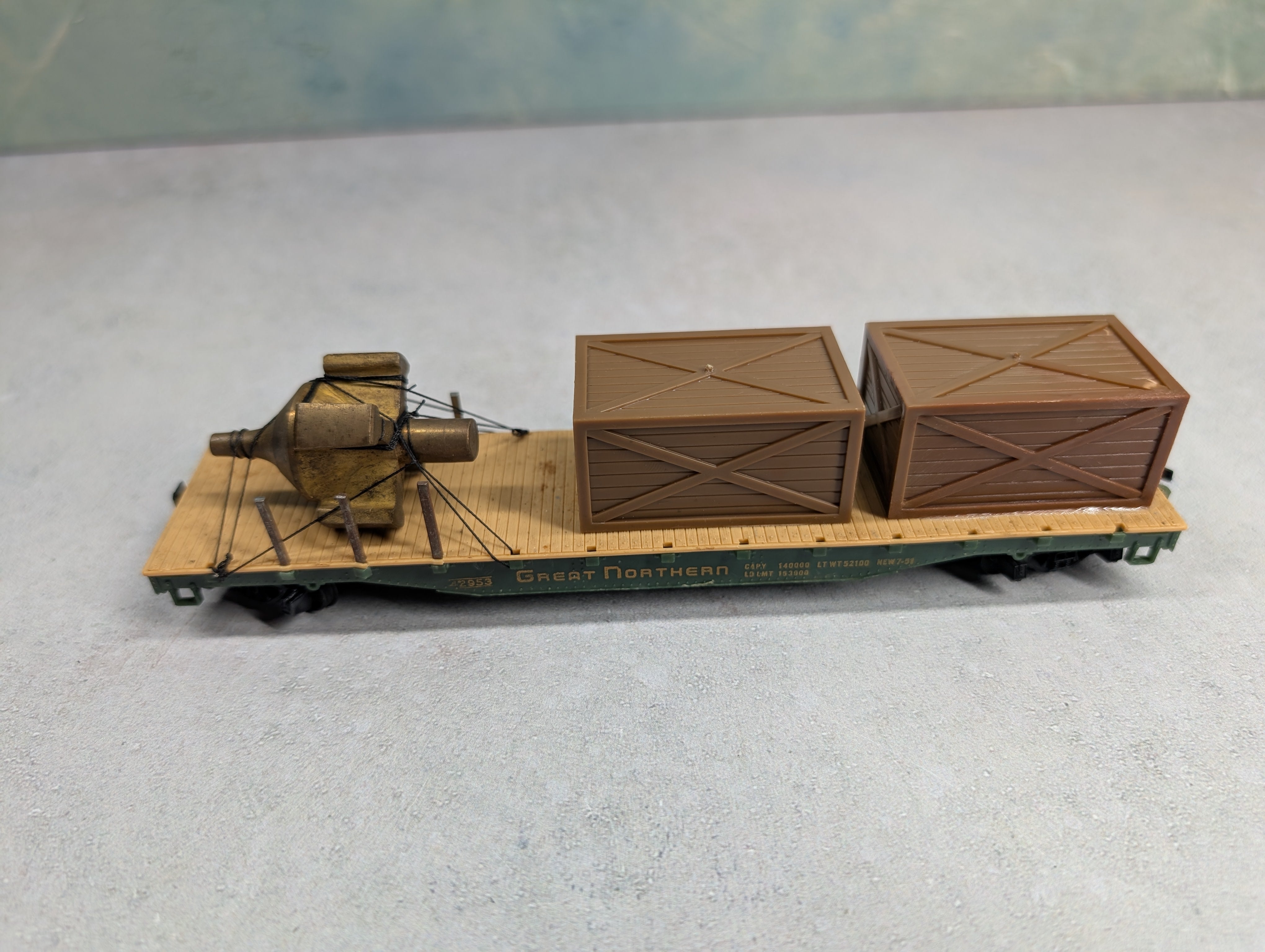 USED Mantua HO Scale 50' Flat Car Great Northern #42953 Industrial Equipment Load w/ Crates