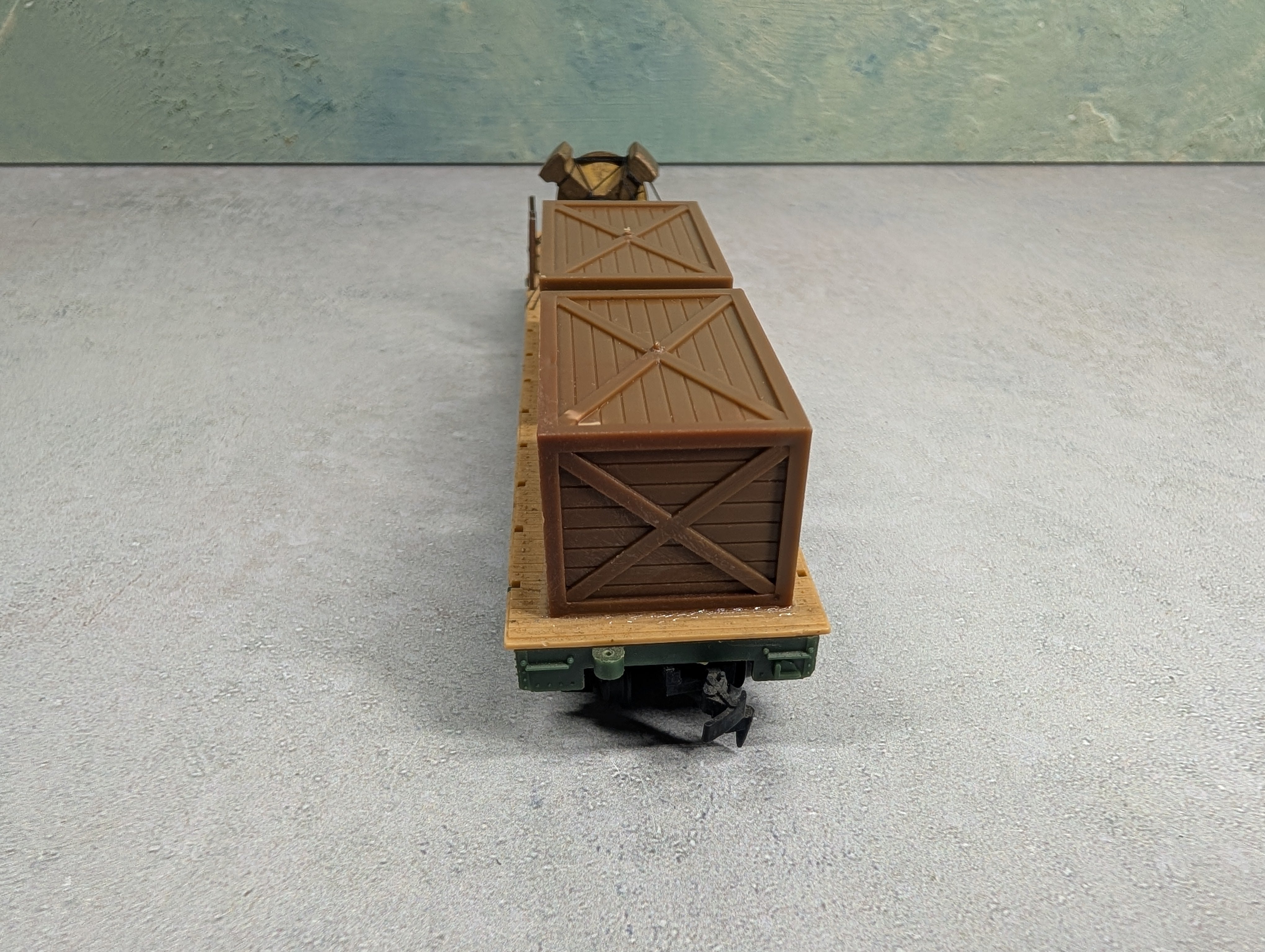 USED Mantua HO Scale 50' Flat Car Great Northern #42953 Industrial Equipment Load w/ Crates