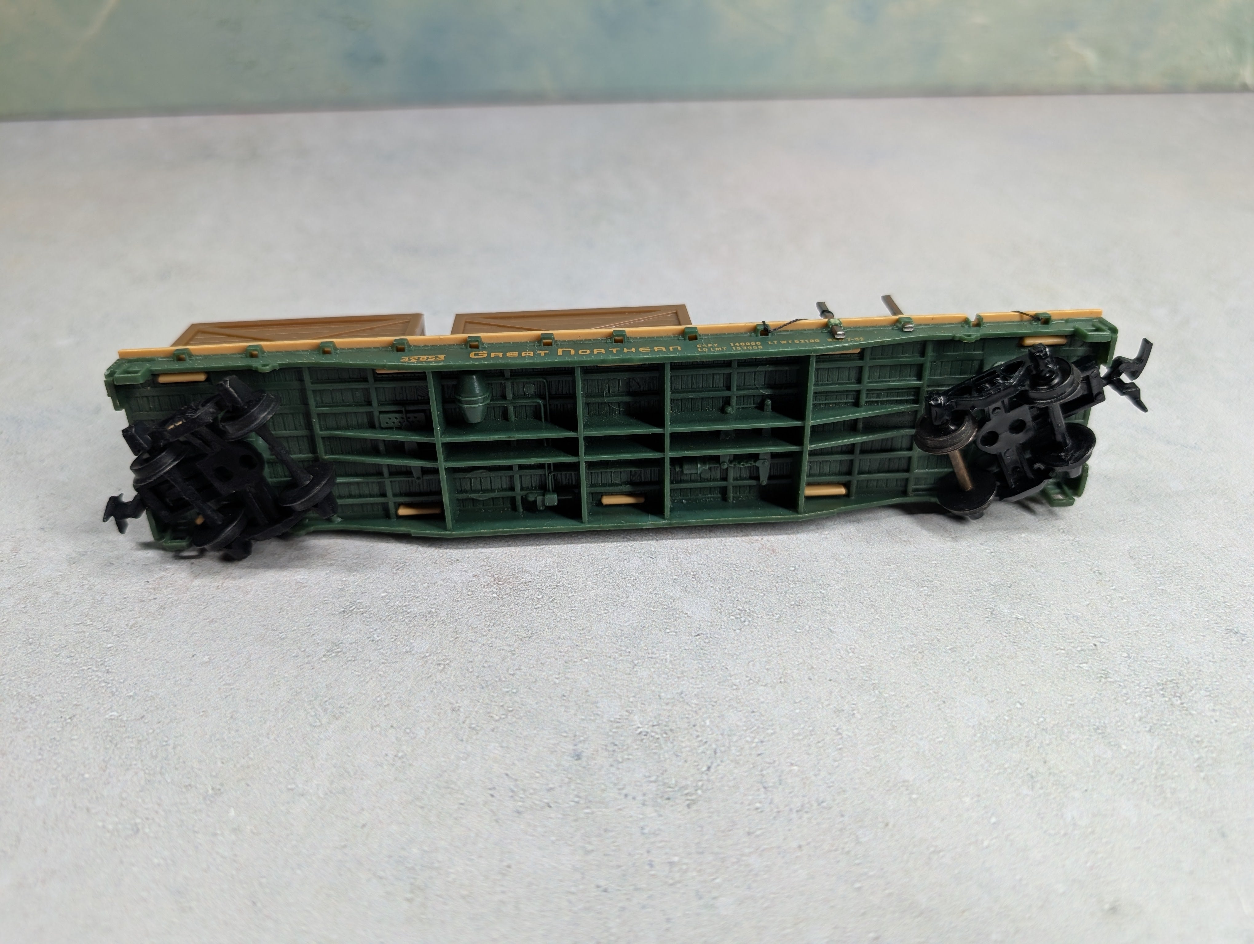 USED Mantua HO Scale 50' Flat Car Great Northern #42953 Industrial Equipment Load w/ Crates