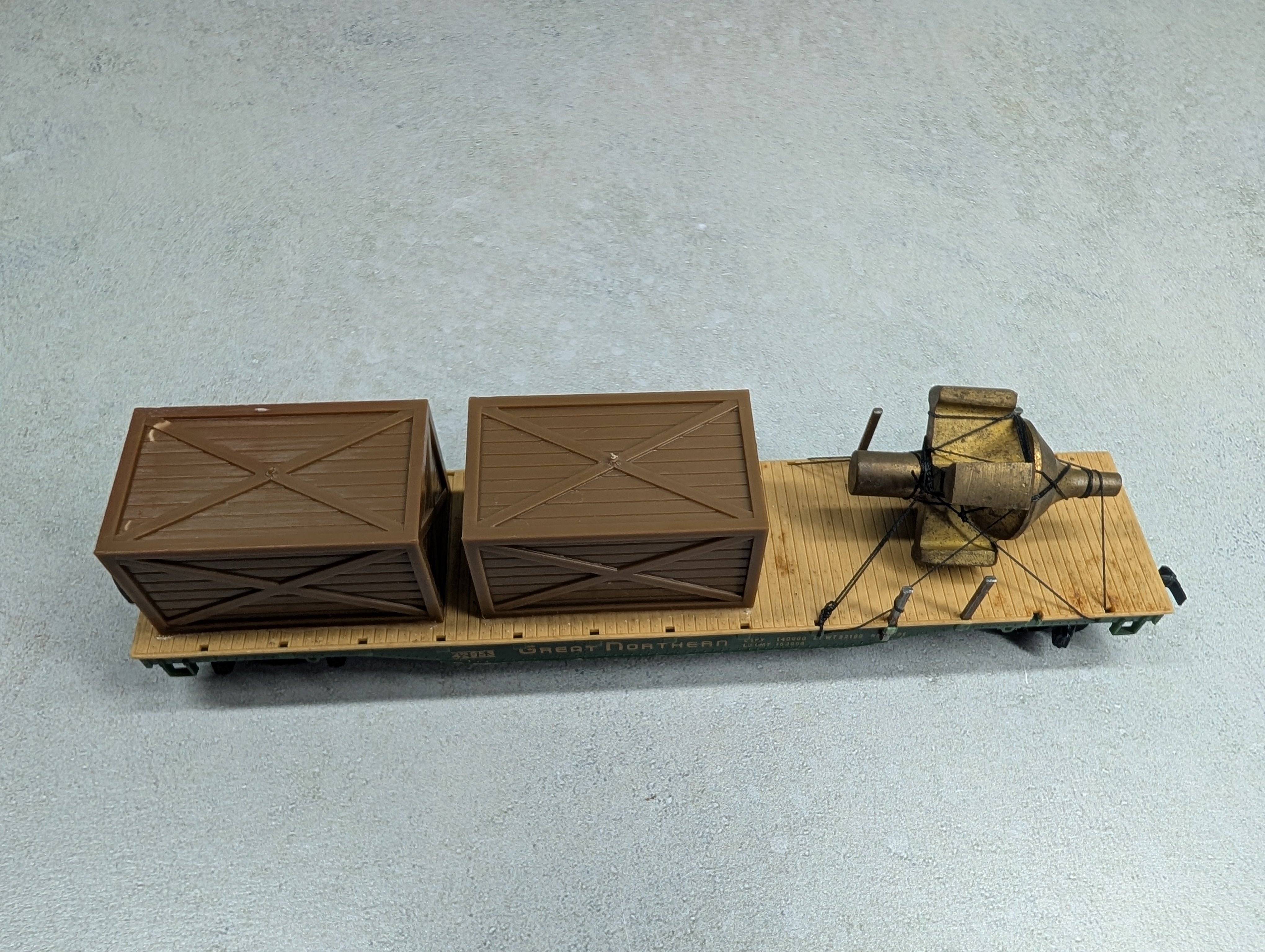 USED Mantua HO Scale 50' Flat Car Great Northern #42953 Industrial Equipment Load w/ Crates