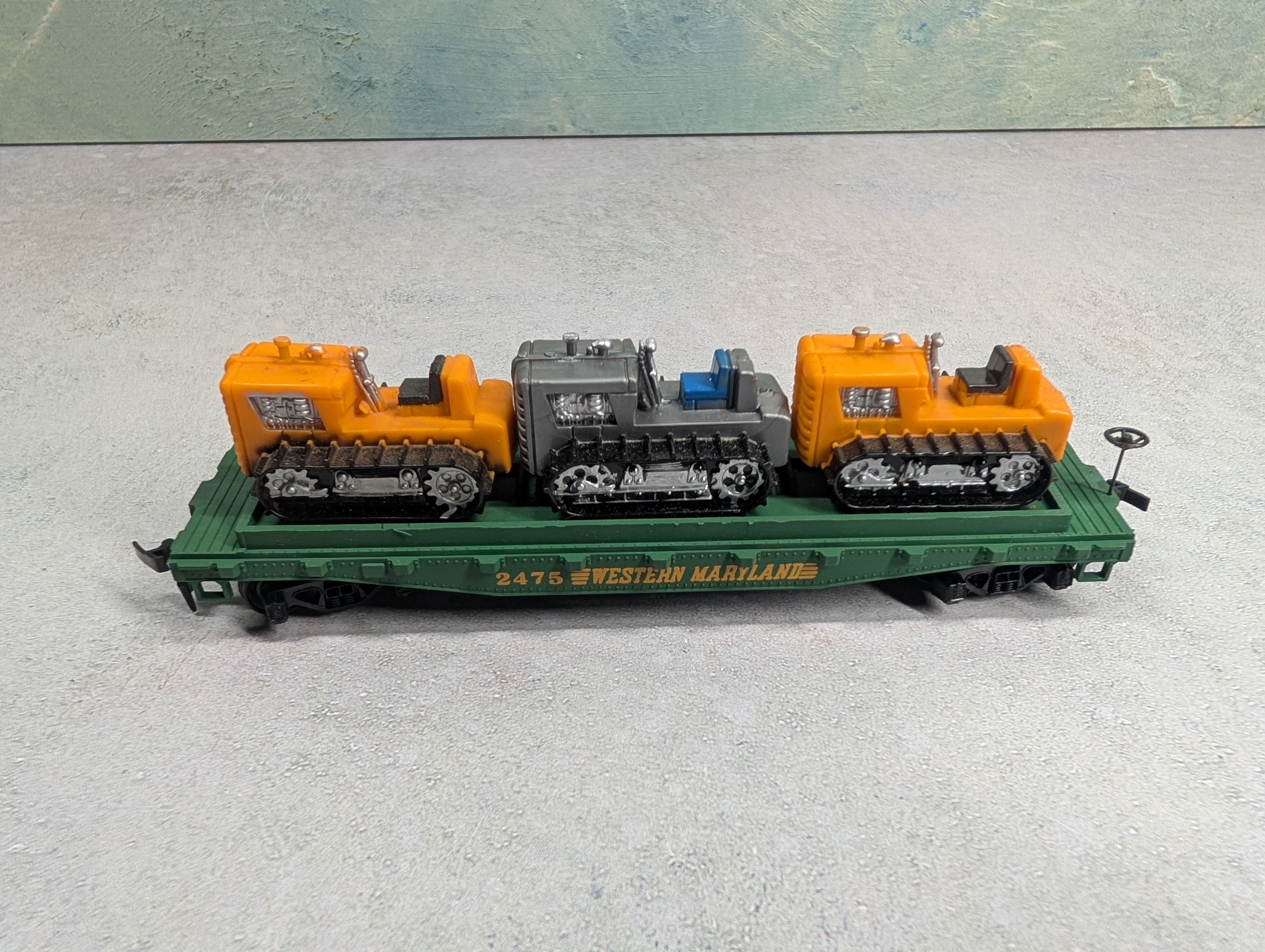 USED Mantua HO Scale 40' Flat Car Western Maryland #2475 w/ Tractor Load