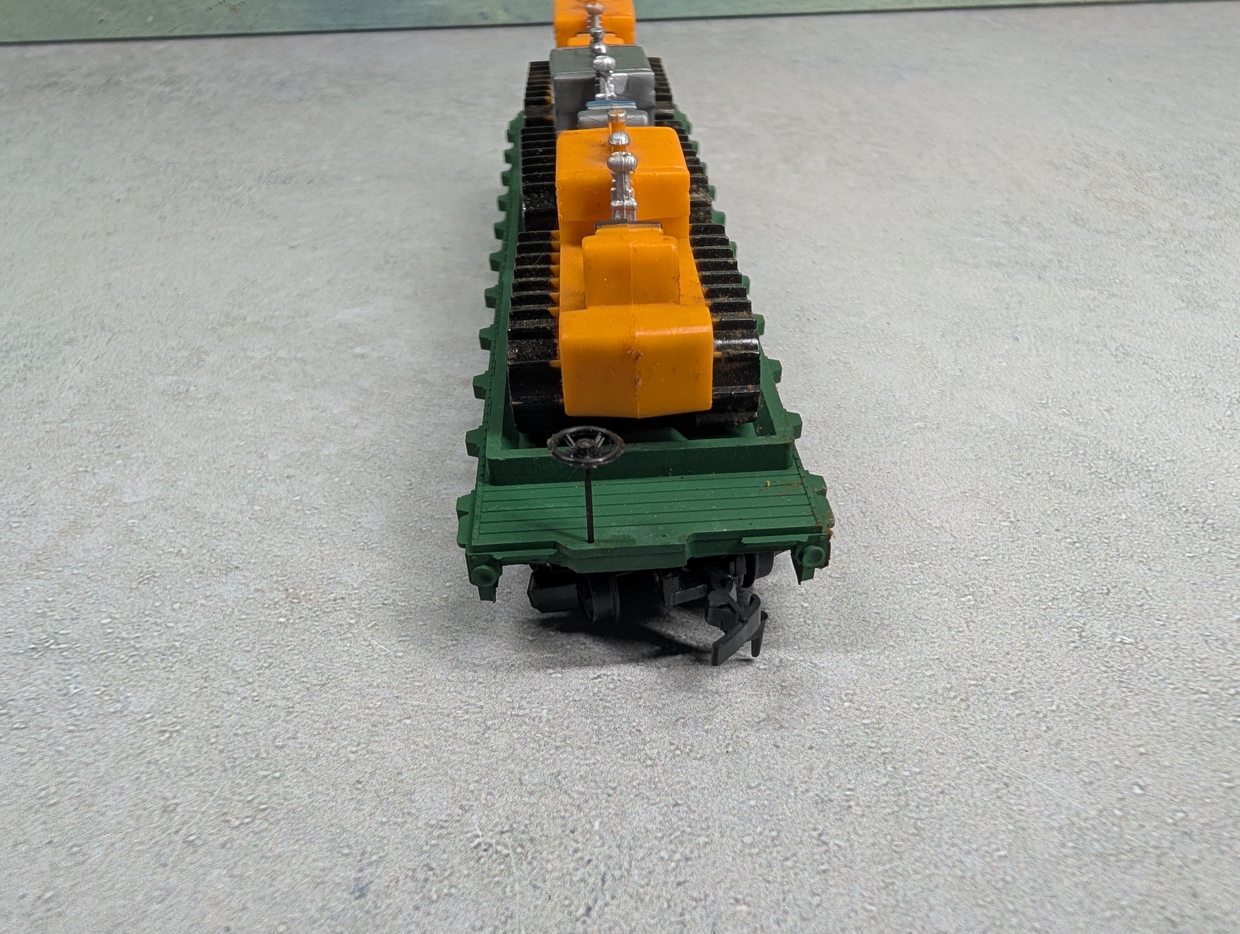 USED Mantua HO Scale 40' Flat Car Western Maryland #2475 w/ Tractor Load