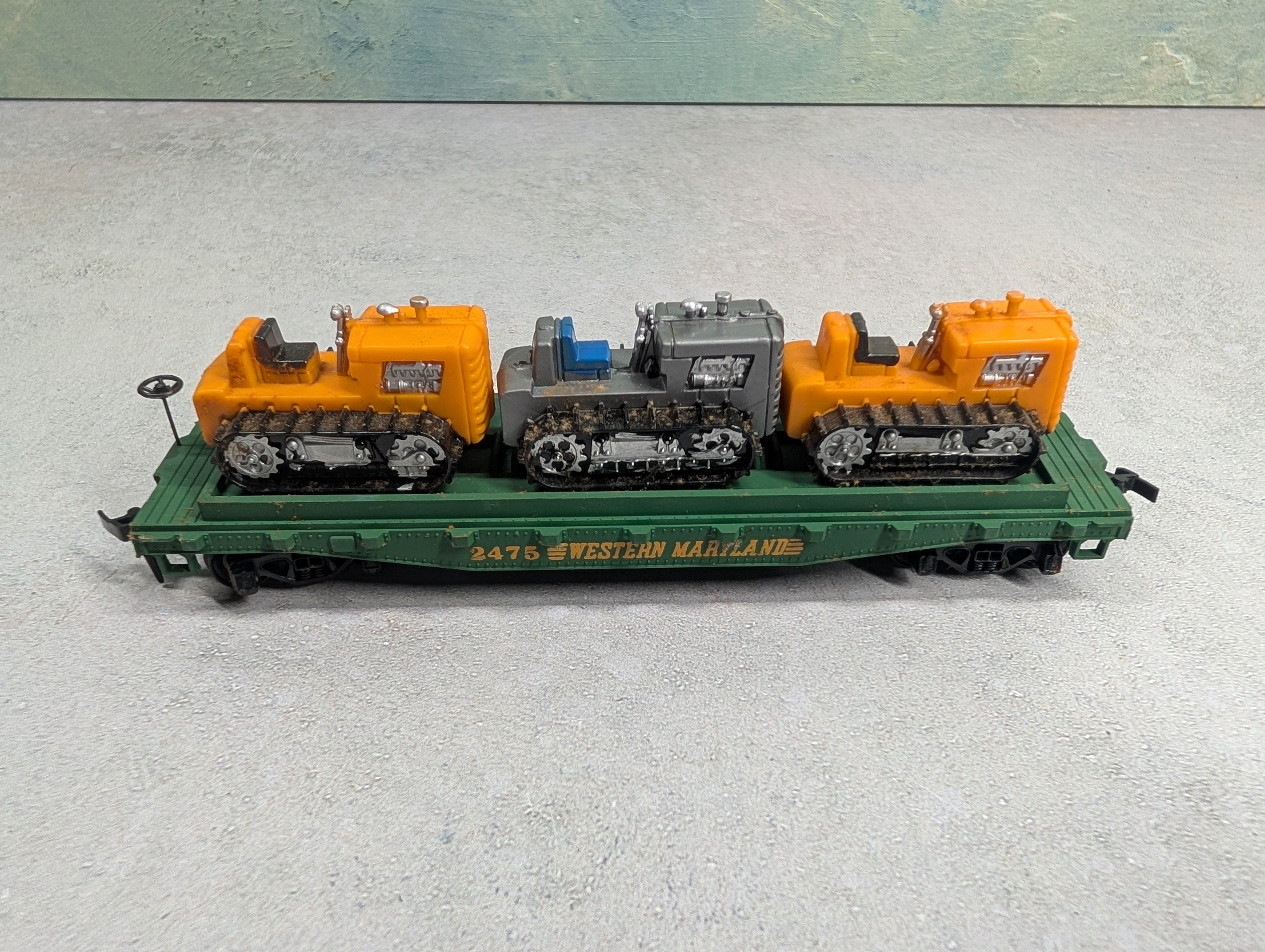 USED Mantua HO Scale 40' Flat Car Western Maryland #2475 w/ Tractor Load