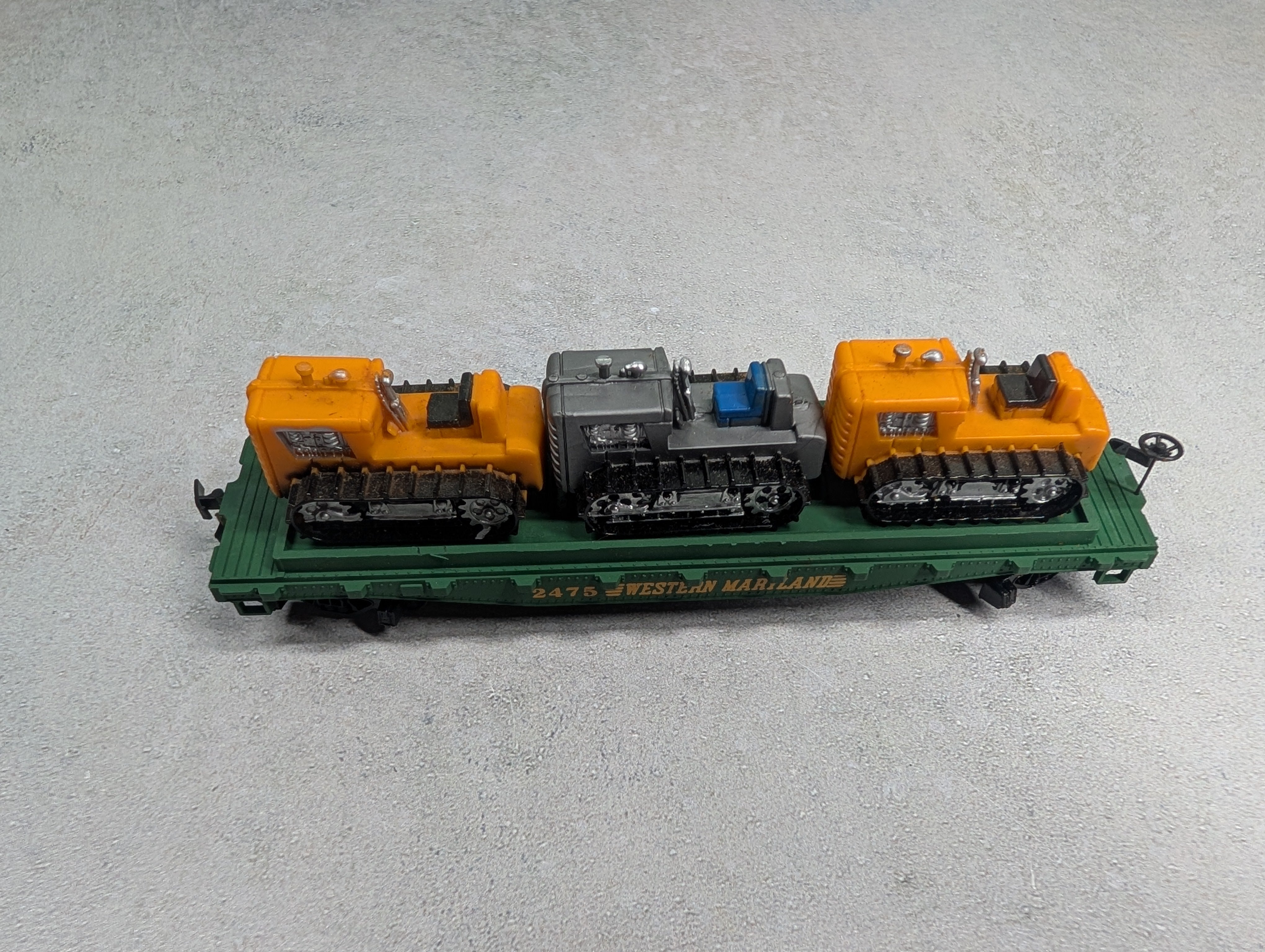 USED Mantua HO Scale 40' Flat Car Western Maryland #2475 w/ Tractor Load