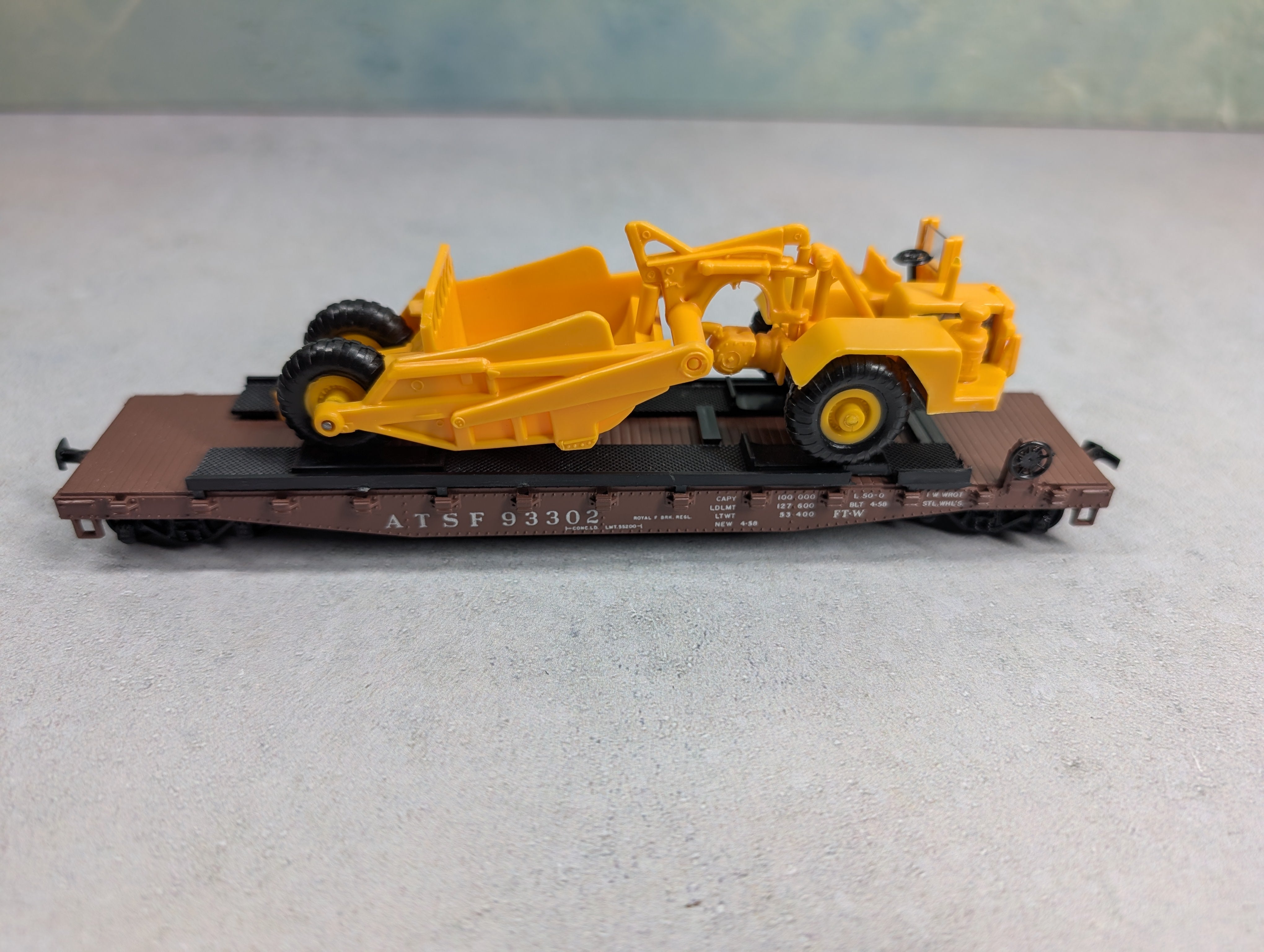 USED Athearn HO Scale 50' Flat Car Santa Fe ATSF #93302 w/ Construction Load