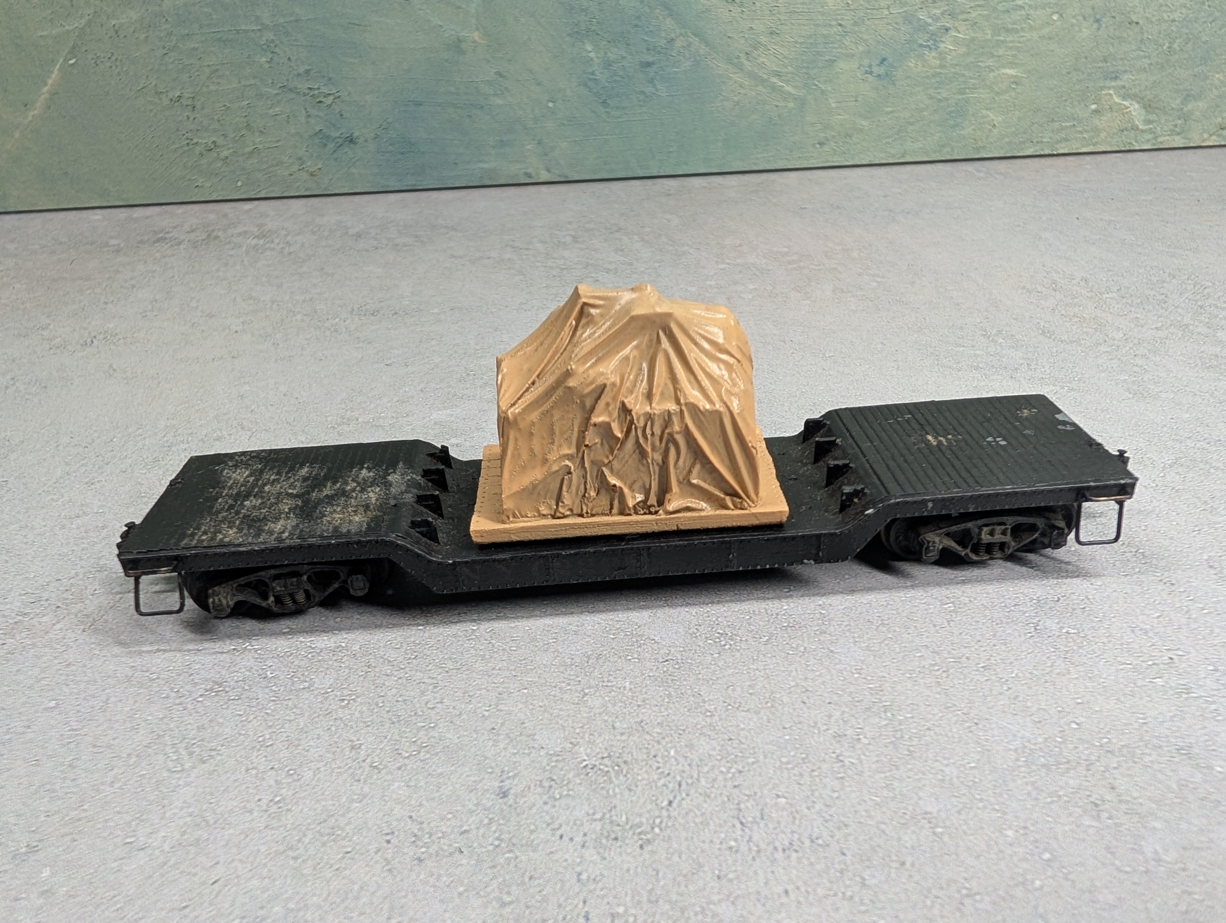 USED HO Scale 40' Center Depressed Flat Car Undecorated Black Metal w/ Tarp Load