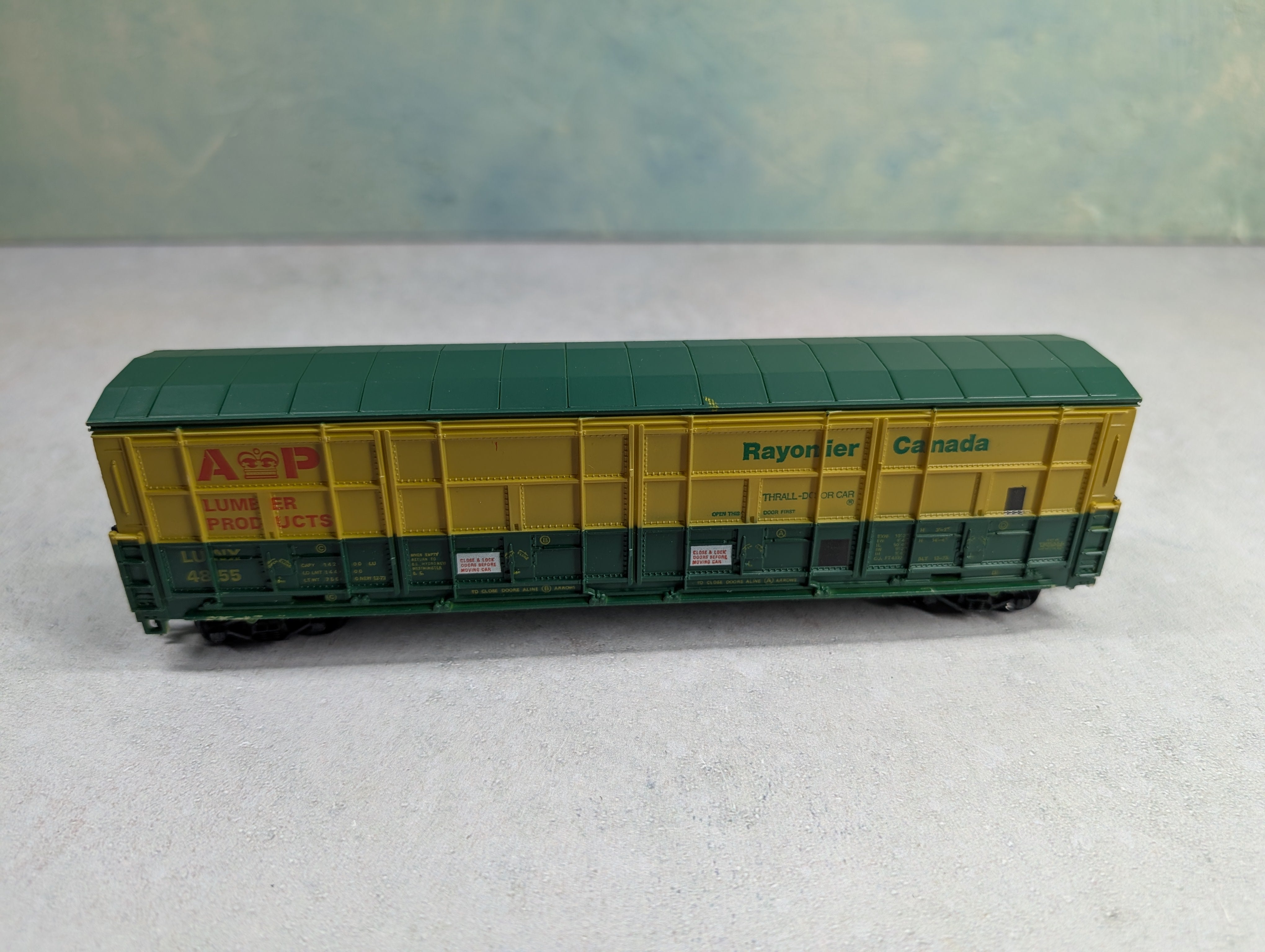 USED Life-Like HO Scale 50' Thrall All Door Box Car AP Lumber Products LUNX #4855