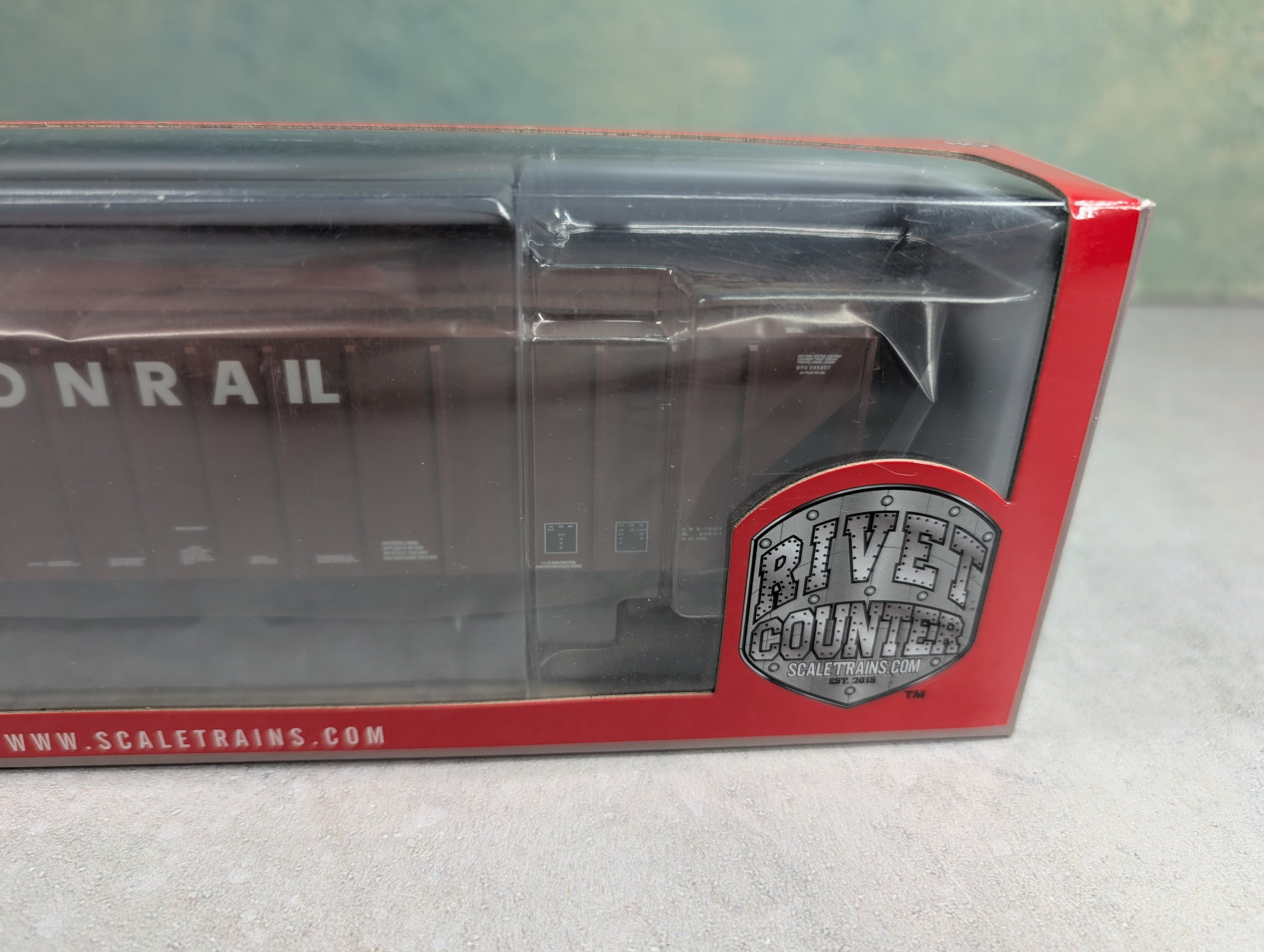 ScaleTrains SXT30734 HO Scale PS-2CD 4785cf Covered Hopper Conrail CR #886957 Oxide Red