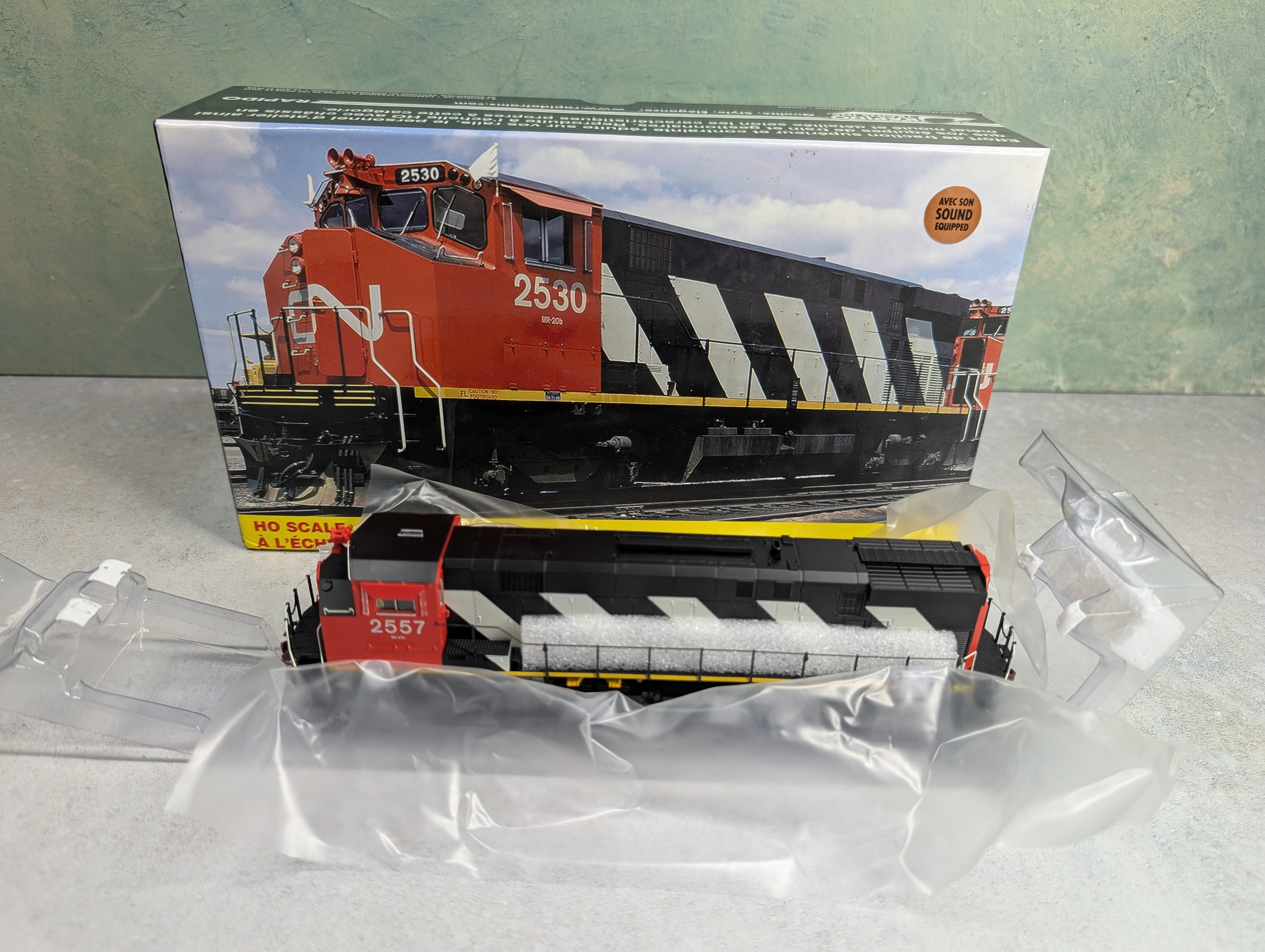USED Rapido 33504 HO Scale MLW M420 Diesel Locomotive Canadian National #2557 MR-20b Stripes ESU LokSound 5