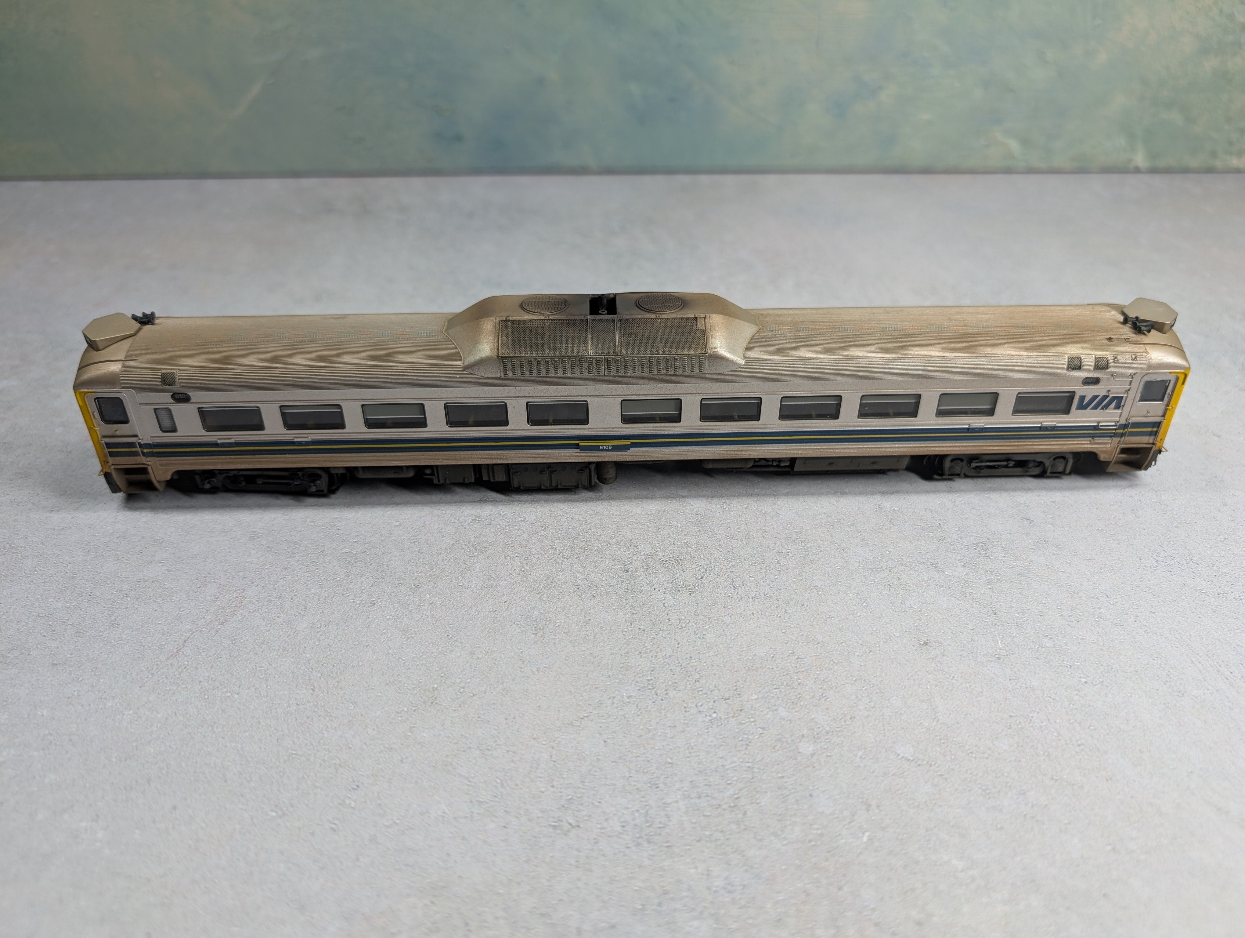 USED Rapido 16501 HO Scale Budd RDC Via Rail Canada Early #6109 Weathered ESU LokSound 4