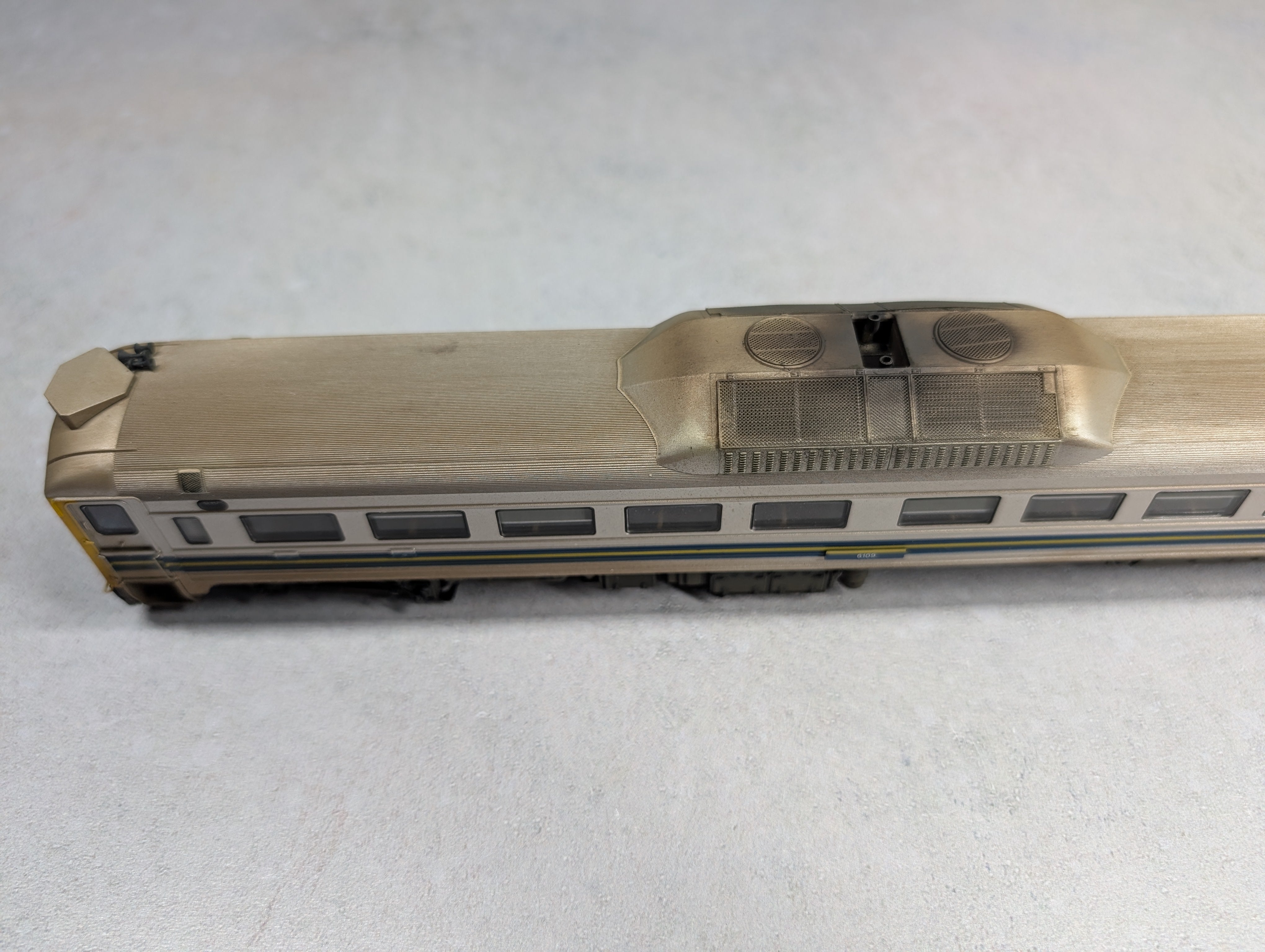 USED Rapido 16501 HO Scale Budd RDC Via Rail Canada Early #6109 Weathered ESU LokSound 4