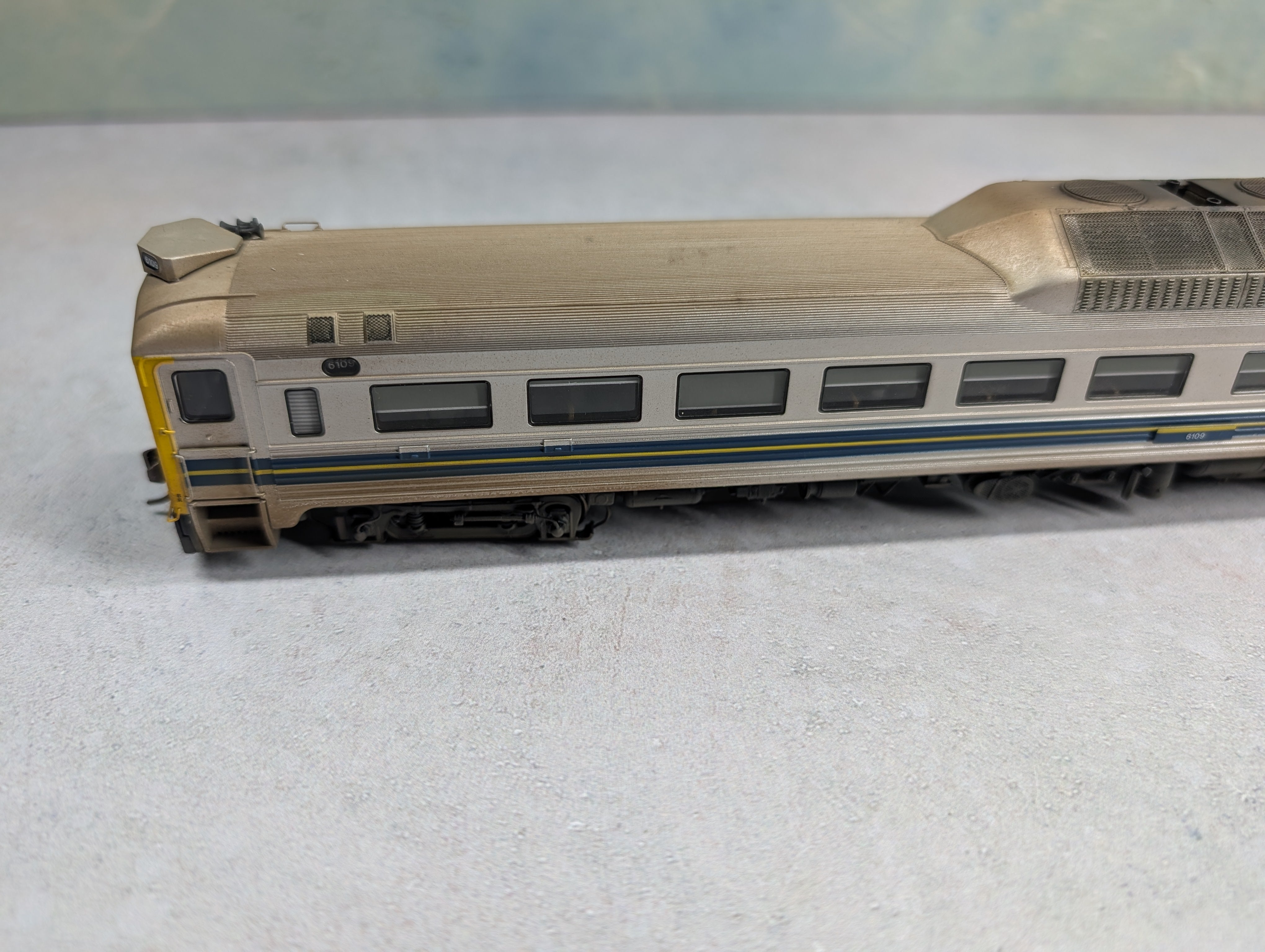 USED Rapido 16501 HO Scale Budd RDC Via Rail Canada Early #6109 Weathered ESU LokSound 4