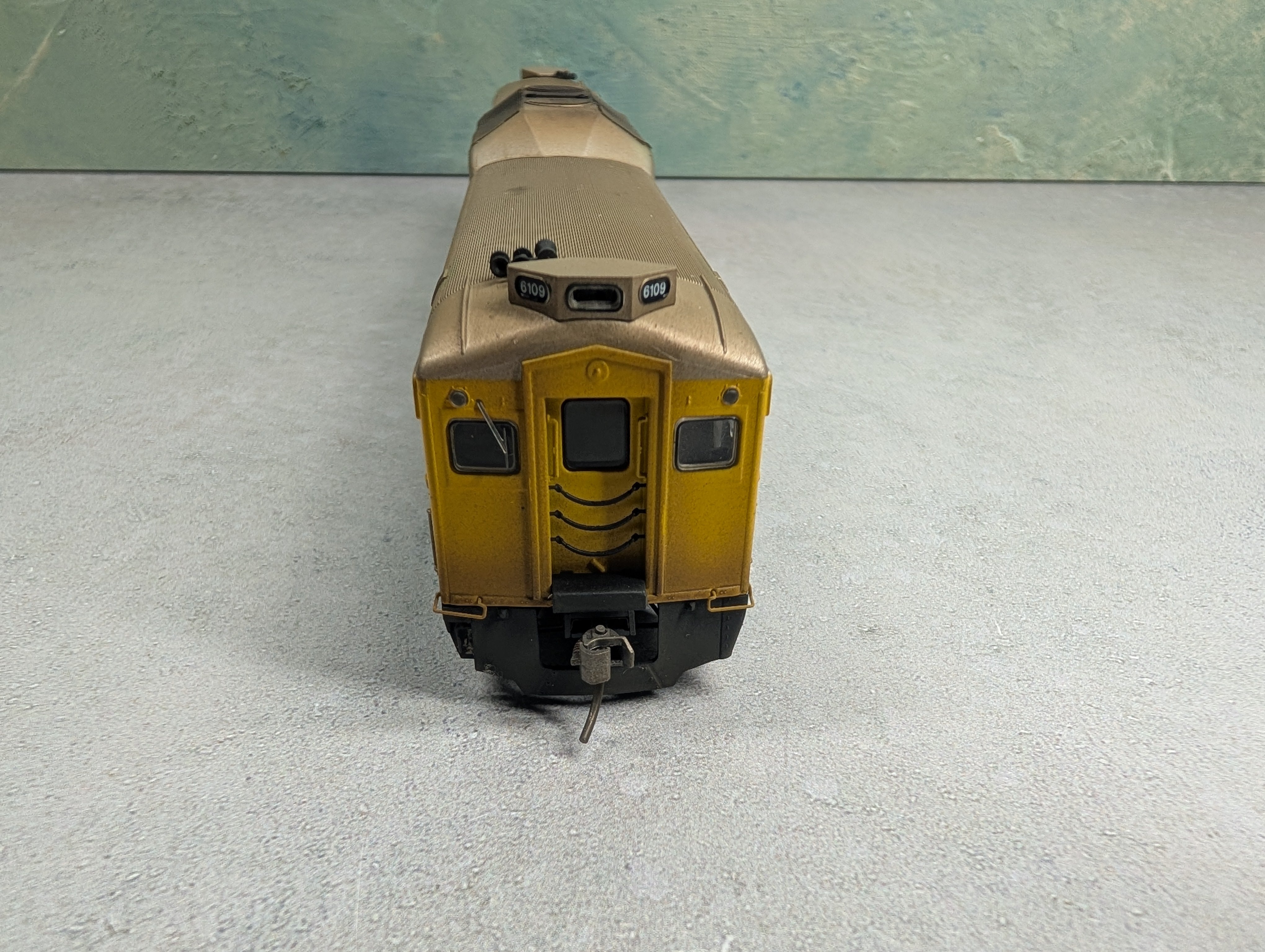 USED Rapido 16501 HO Scale Budd RDC Via Rail Canada Early #6109 Weathered ESU LokSound 4