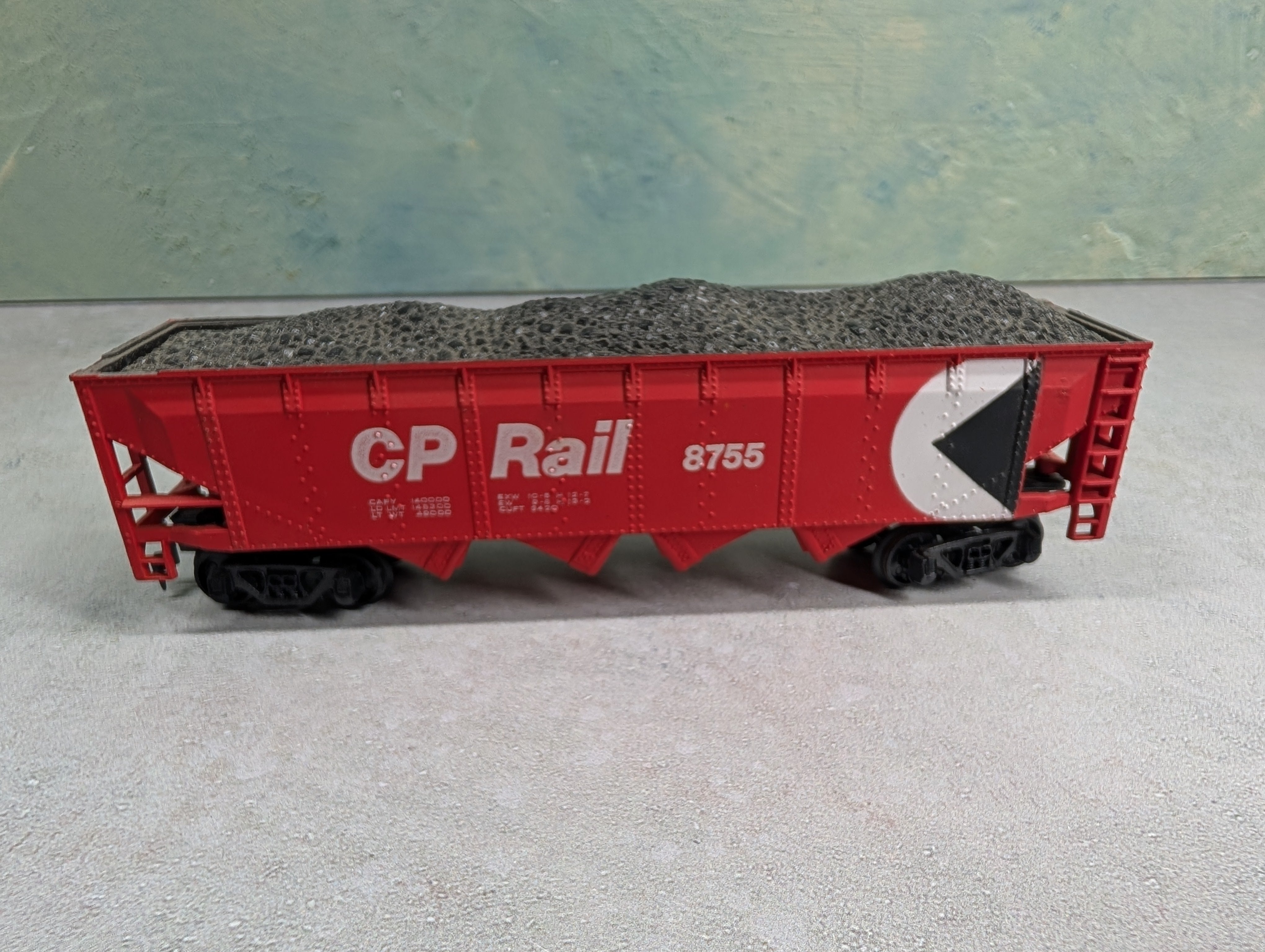 USED Lionel HO Scale Quad Hopper Canadian Pacific CP #8755 w/ Load