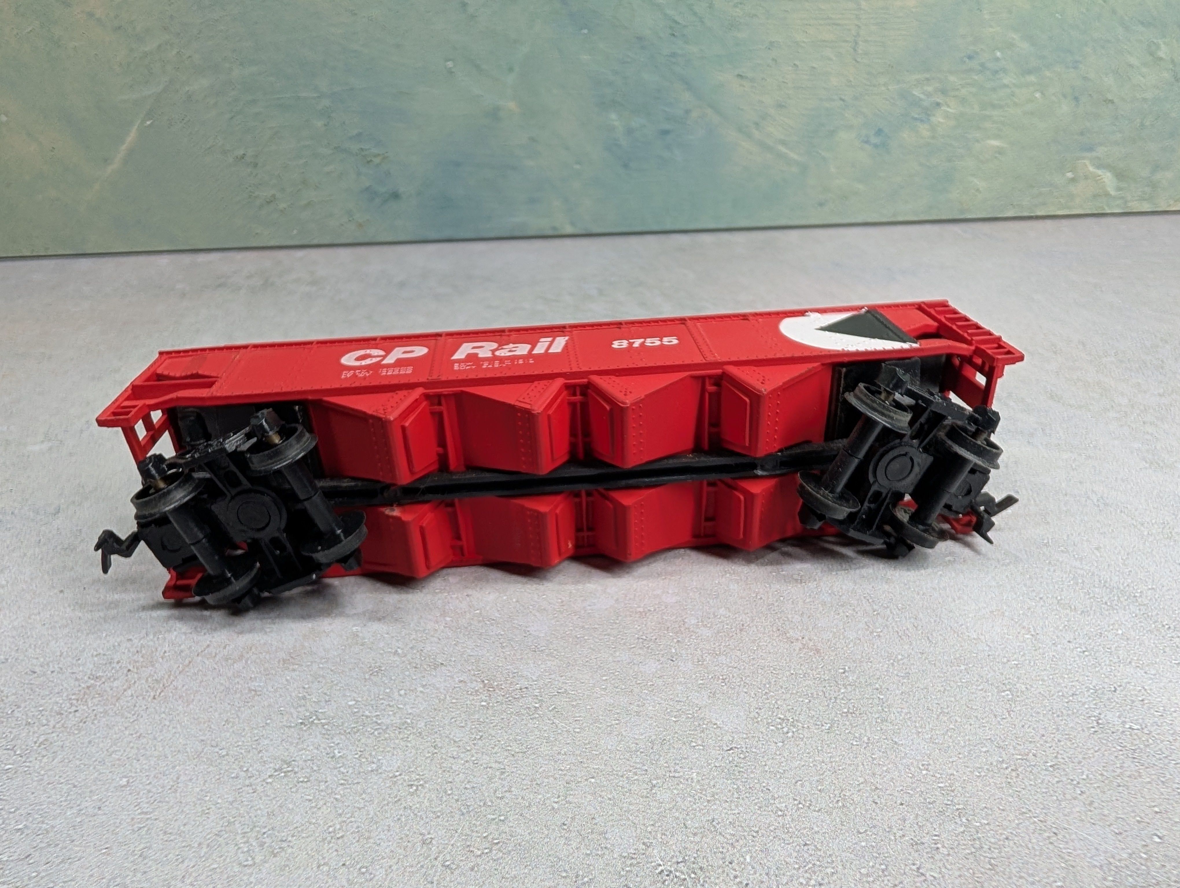 USED Lionel HO Scale Quad Hopper Canadian Pacific CP #8755 w/ Load