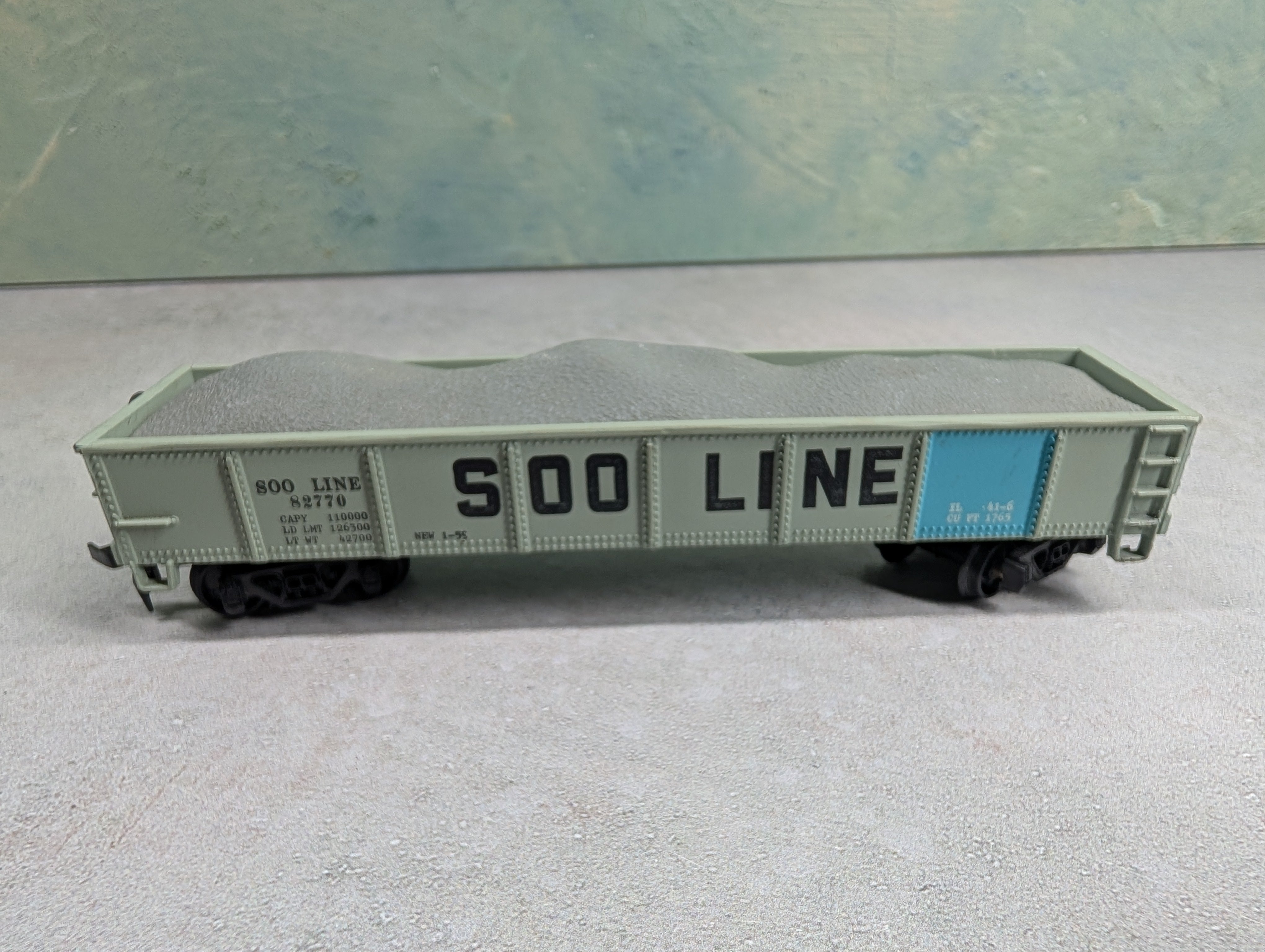 USED AHM HO Scale 40' Gondola SOO Line #82770 w/ Load