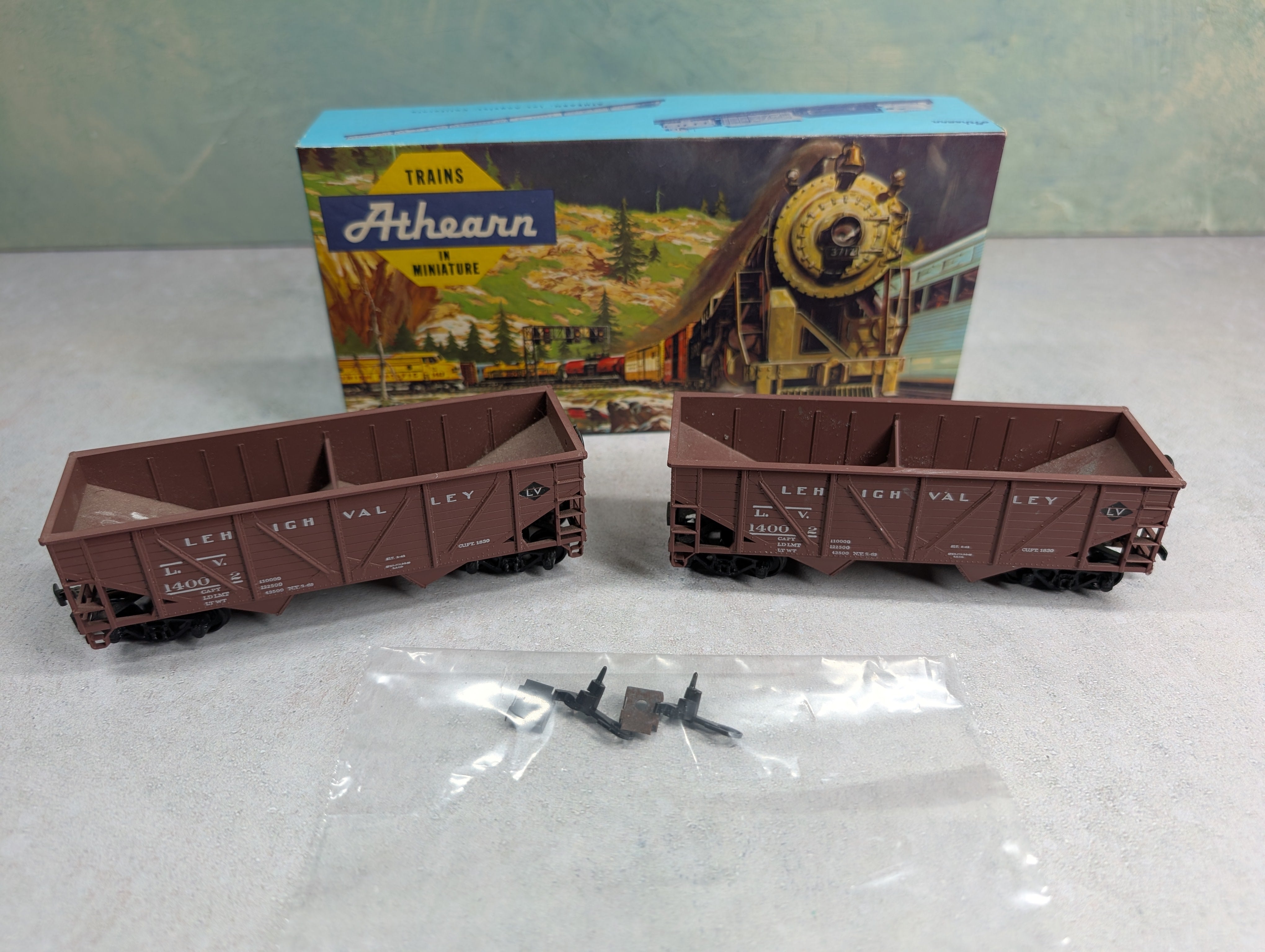 USED Athearn HO Scale 34' Composite-Side Hopper Lehigh Valley LV #14002 (2 pcs)