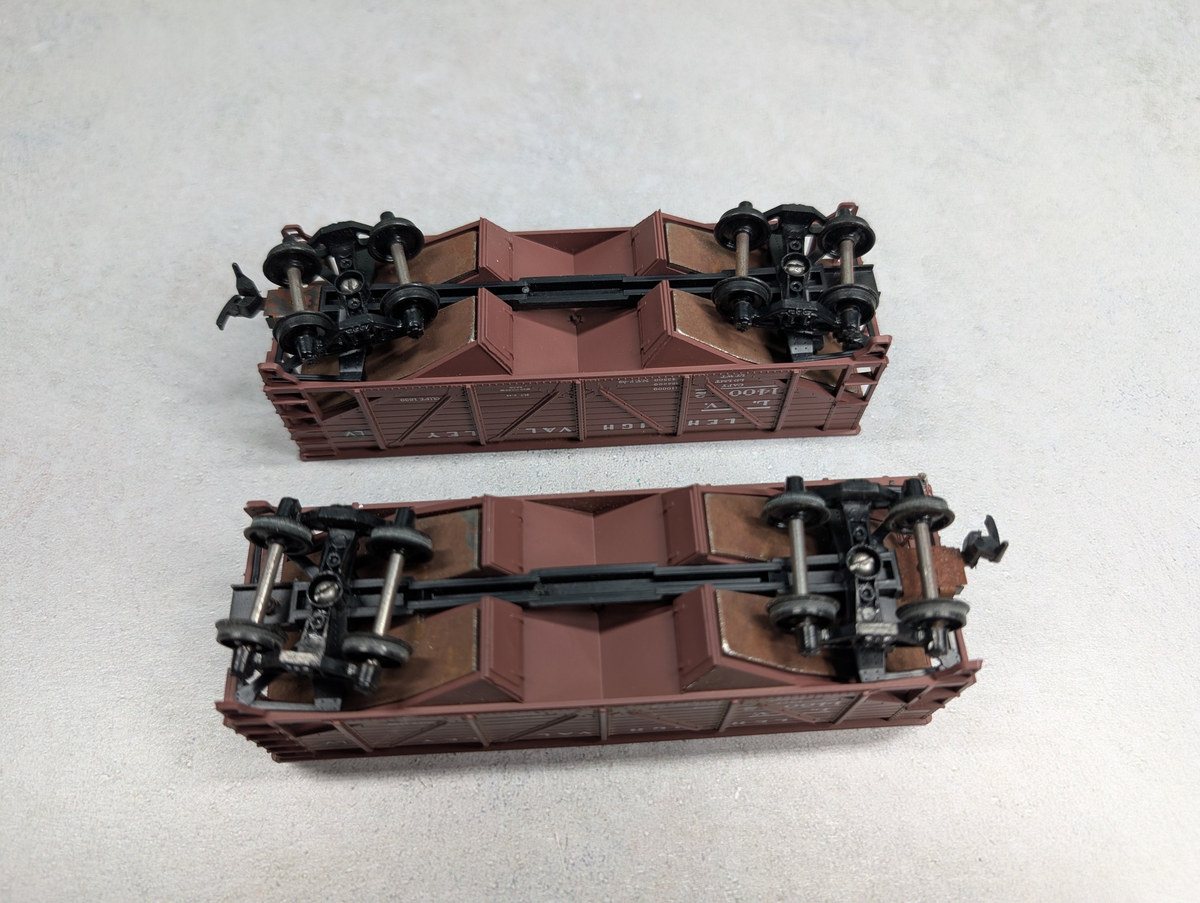 USED Athearn HO Scale 34' Composite-Side Hopper Lehigh Valley LV #14002 (2 pcs)