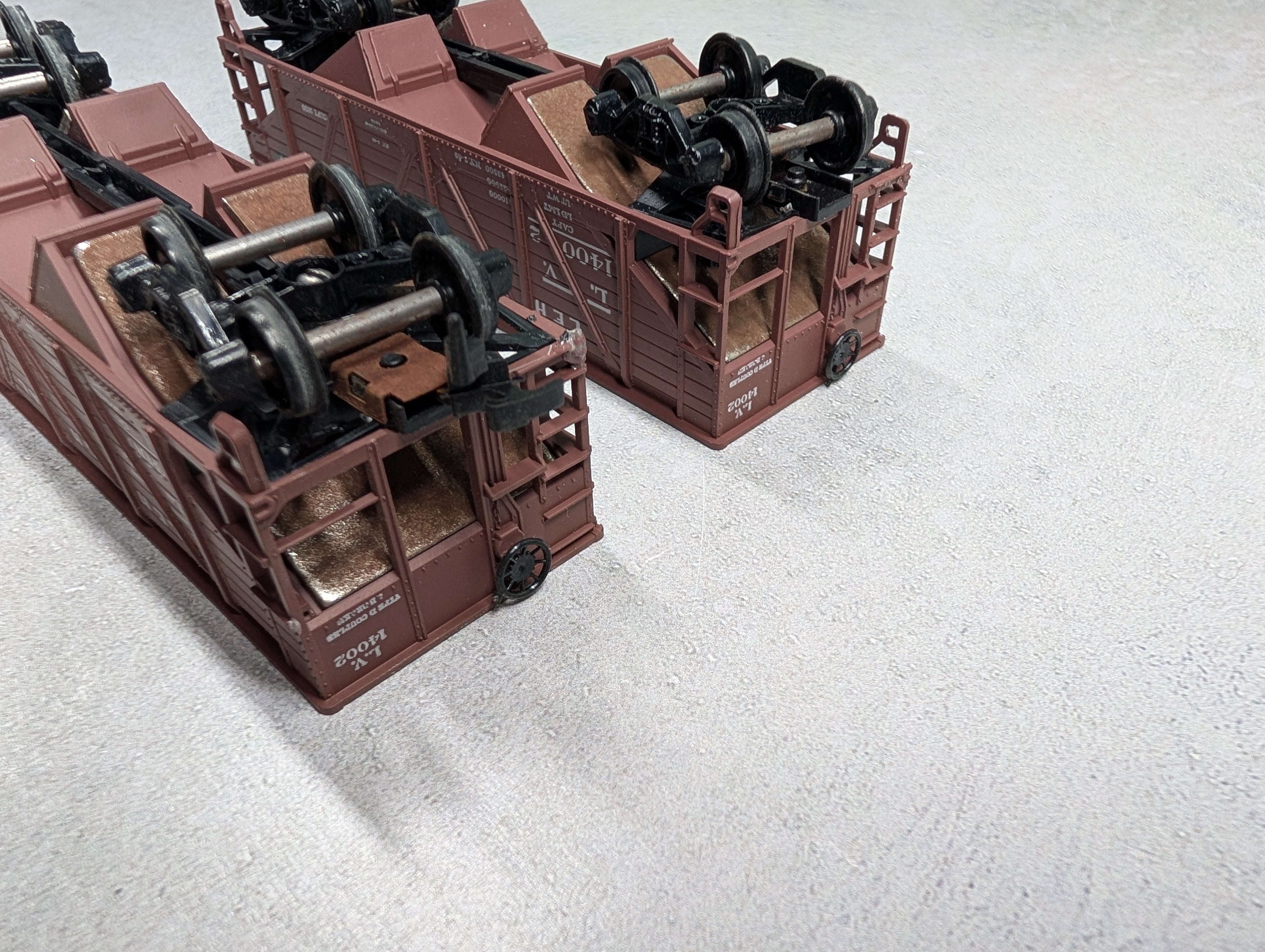 USED Athearn HO Scale 34' Composite-Side Hopper Lehigh Valley LV #14002 (2 pcs)