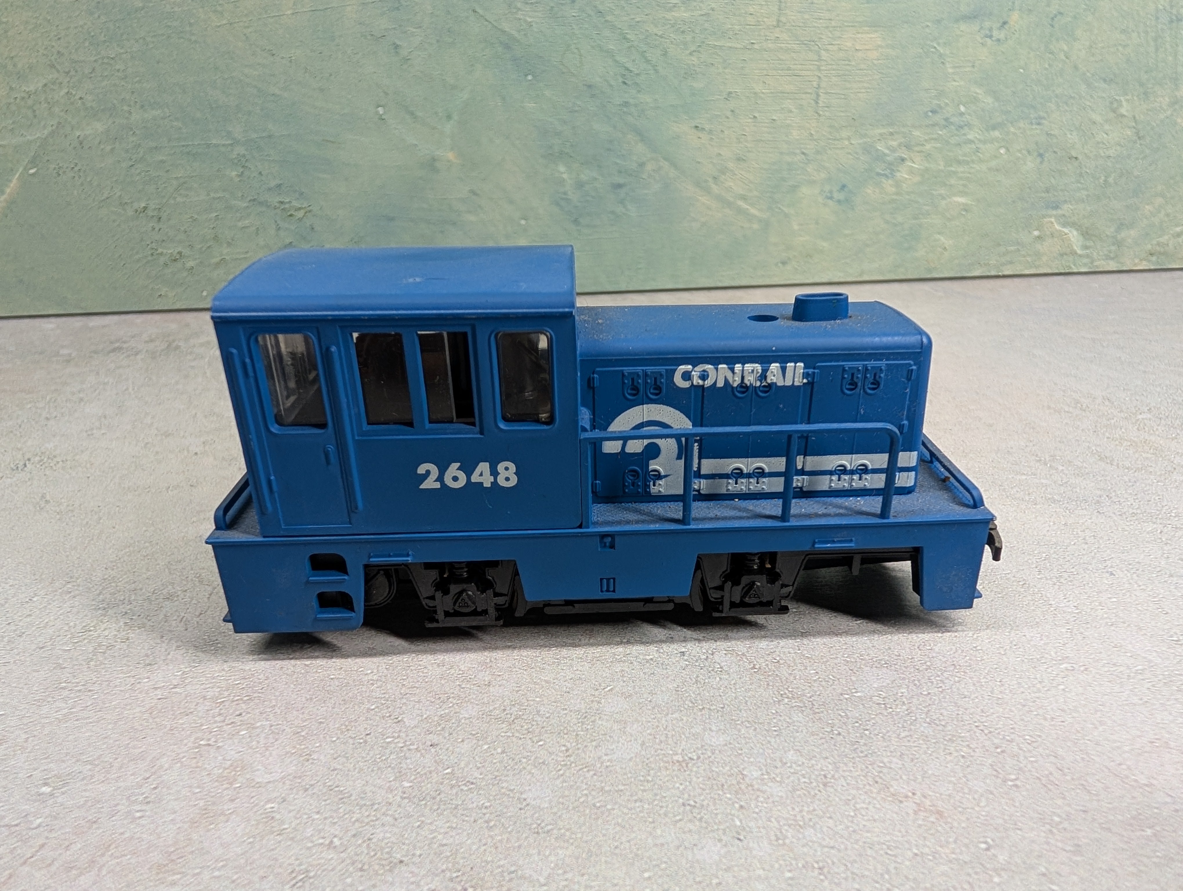 USED AHM HO Scale GE 35 Ton Switcher Diesel Locomotive Conrail #2648 Runs DC