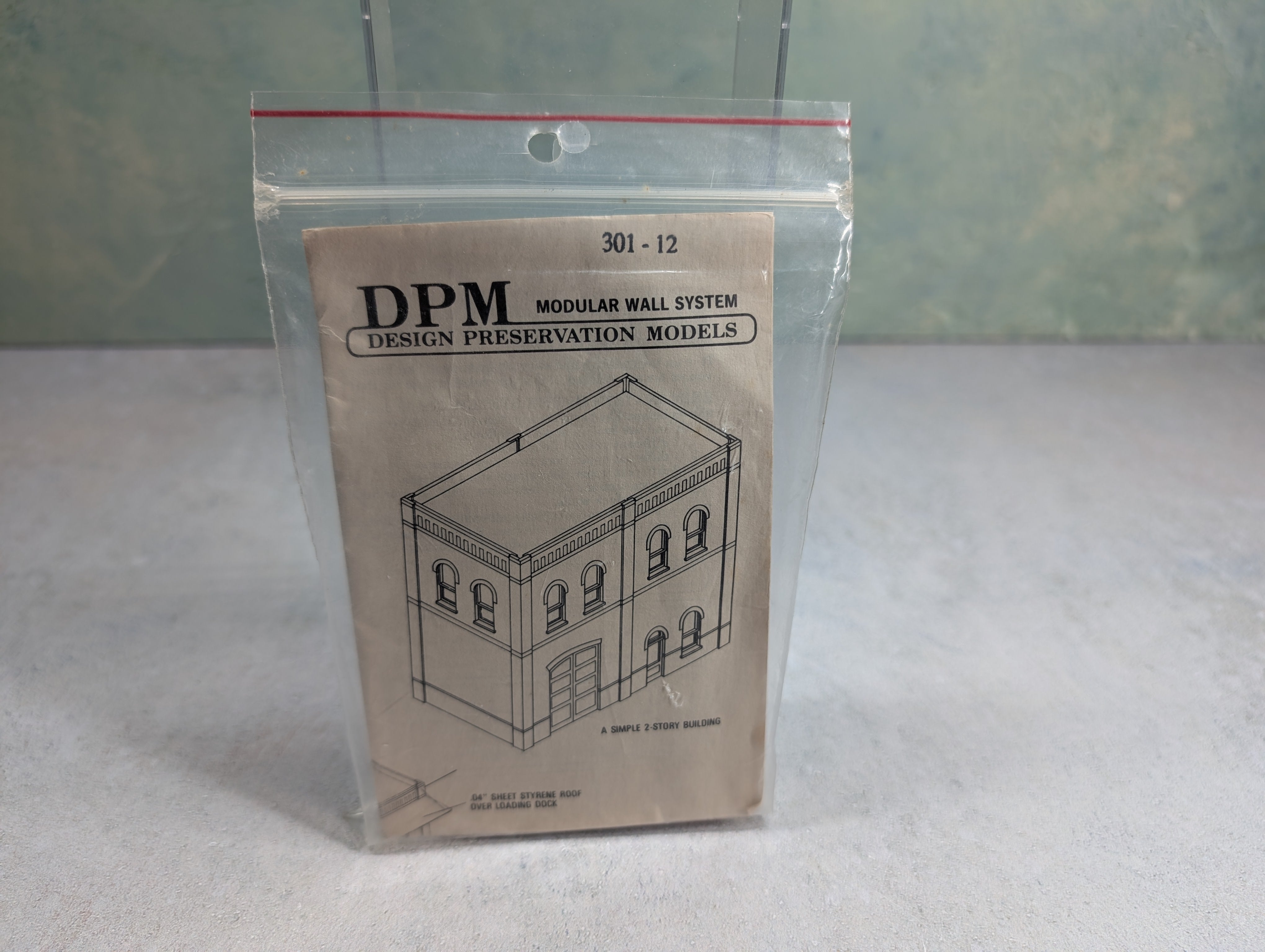 USED DPM Design Preservation 301-12 HO Scale One Story Wall Sections w/ Arched Windows KIT