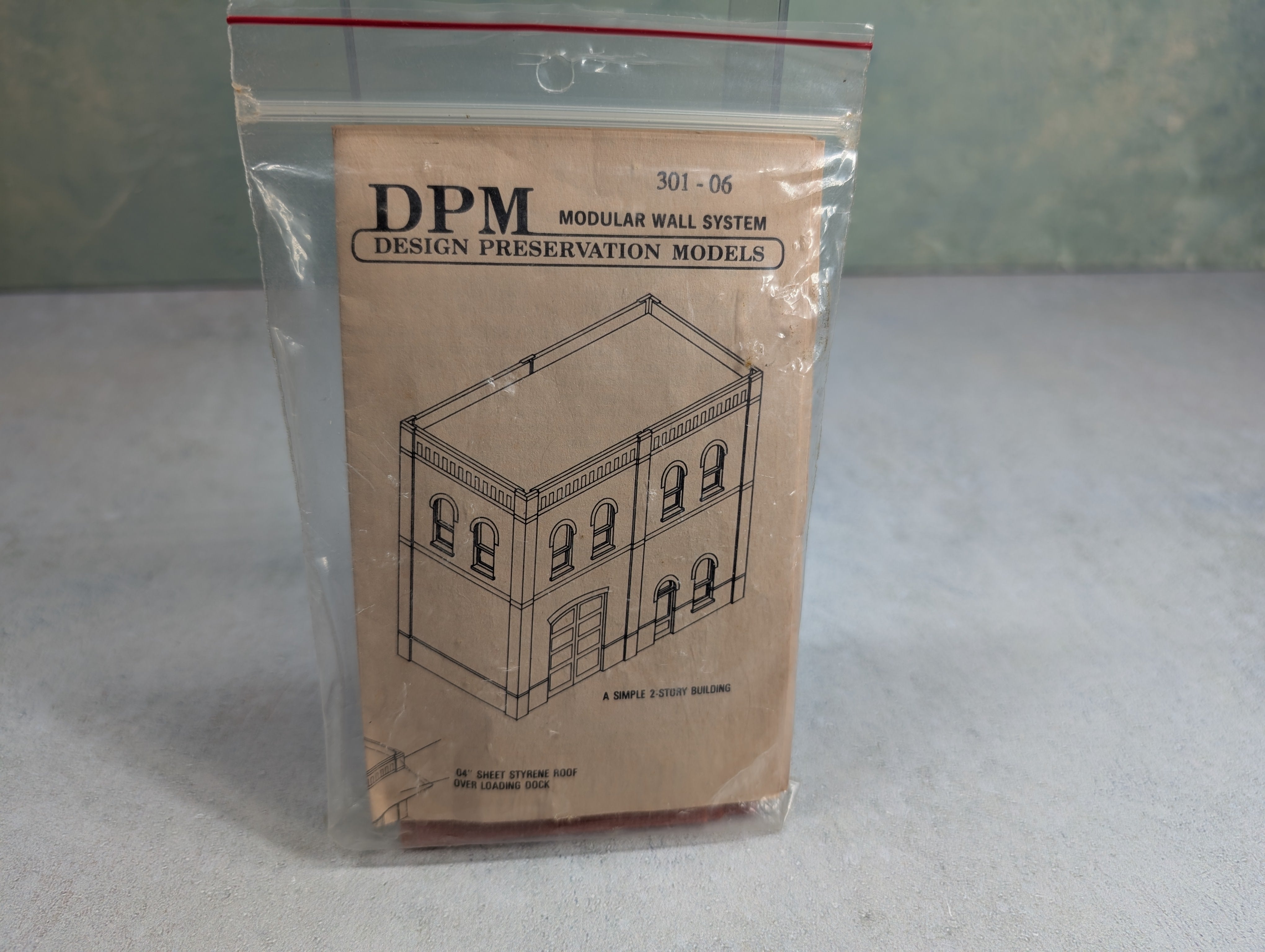 USED DPM Design Preservation 301-06 HO Scale Dock Level Wall Sections w/ Freight Doors KIT