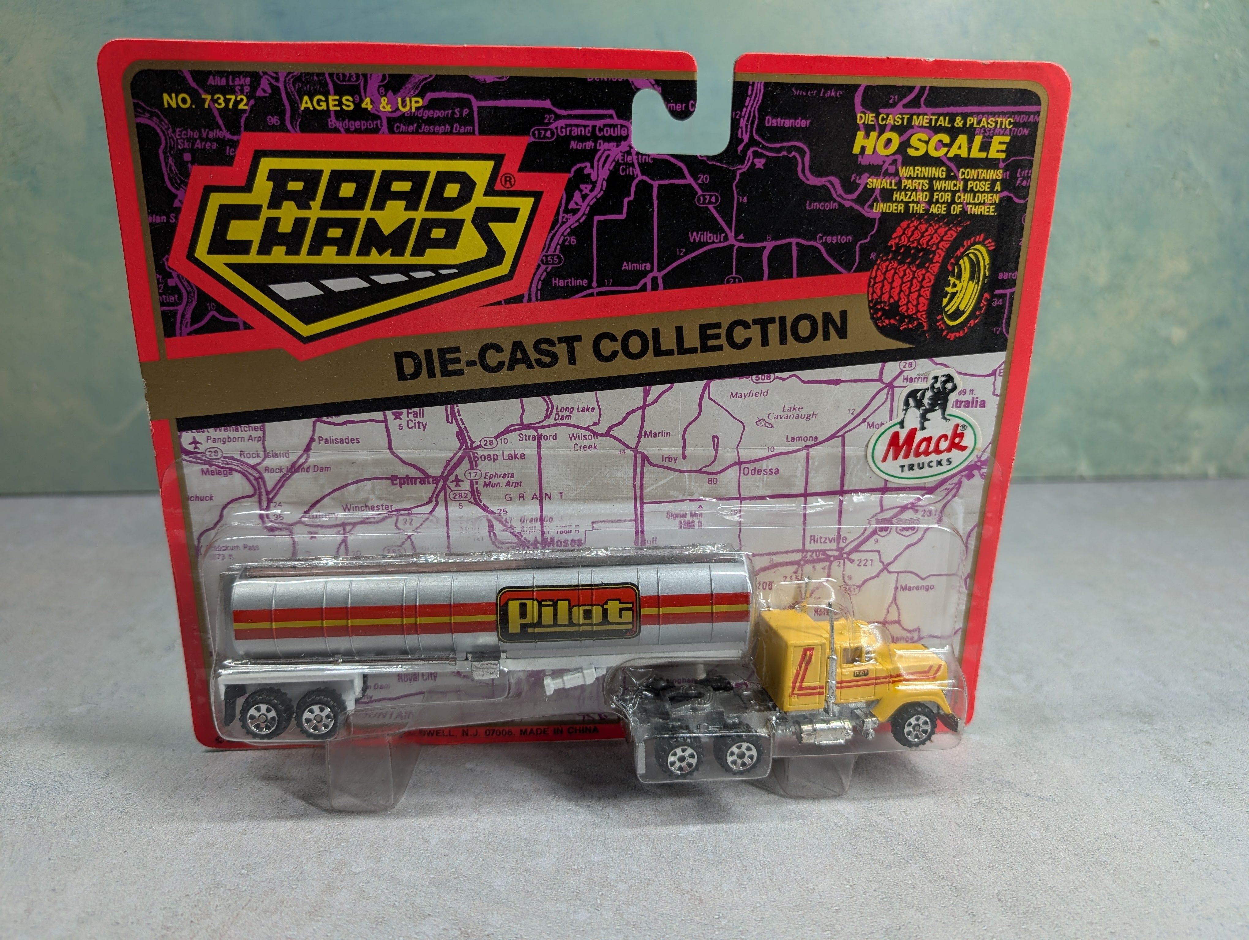 Road Champs 7372 HO Scale Pilot Mack Semi Tanker Truck Die Cast Collection