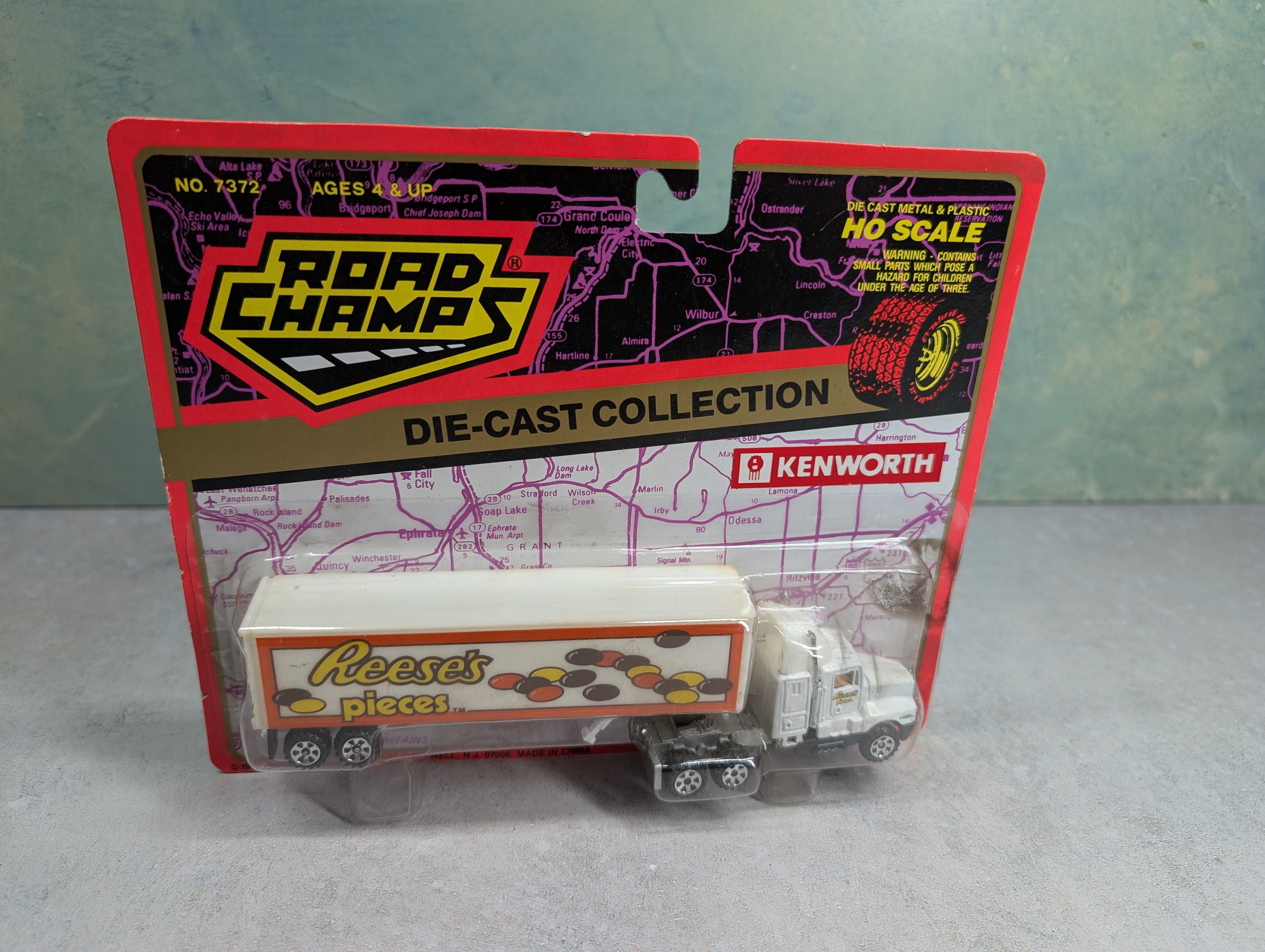 Road Champs 7372 HO Scale Kenworth Reese's Pieces Truck and Trailer Die Cast Collection