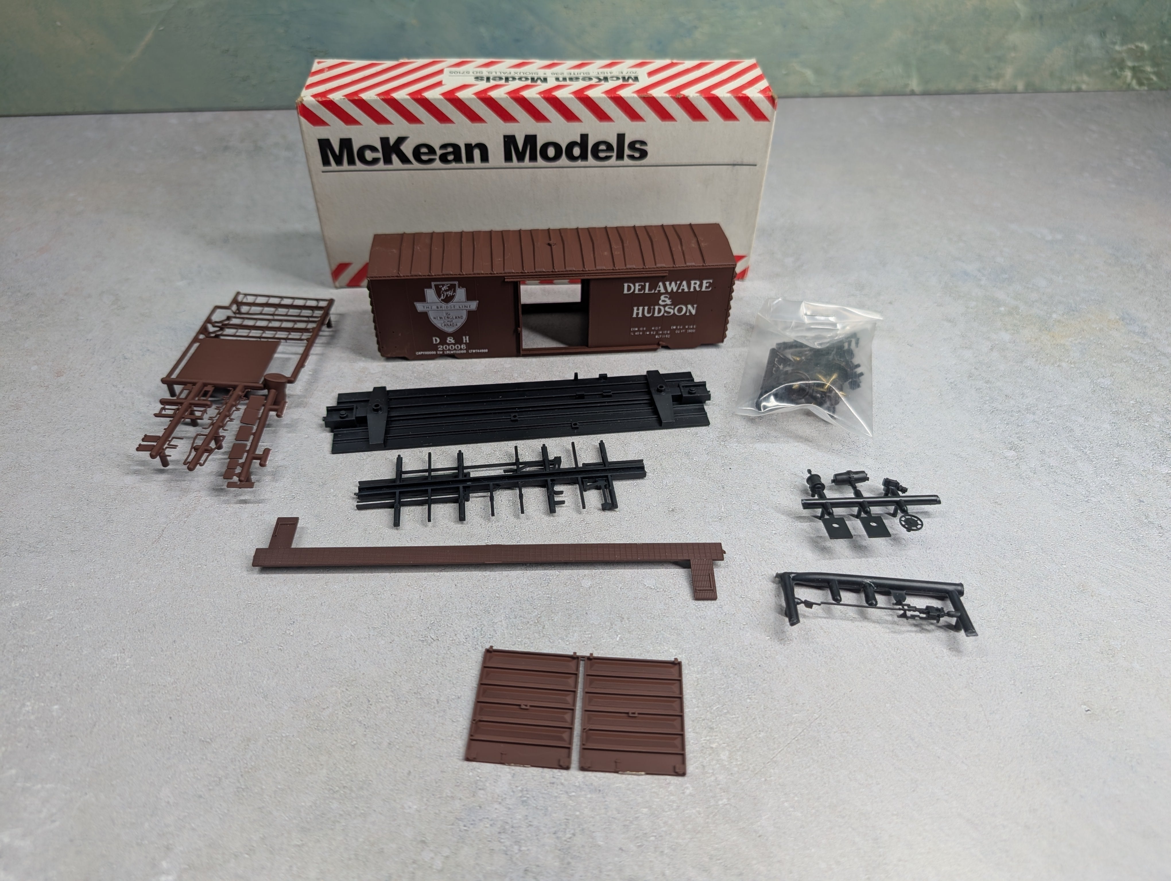 USED MCKEAN 701 HO Scale 40' PS-1 Box Car Delaware and Hudson KIT
