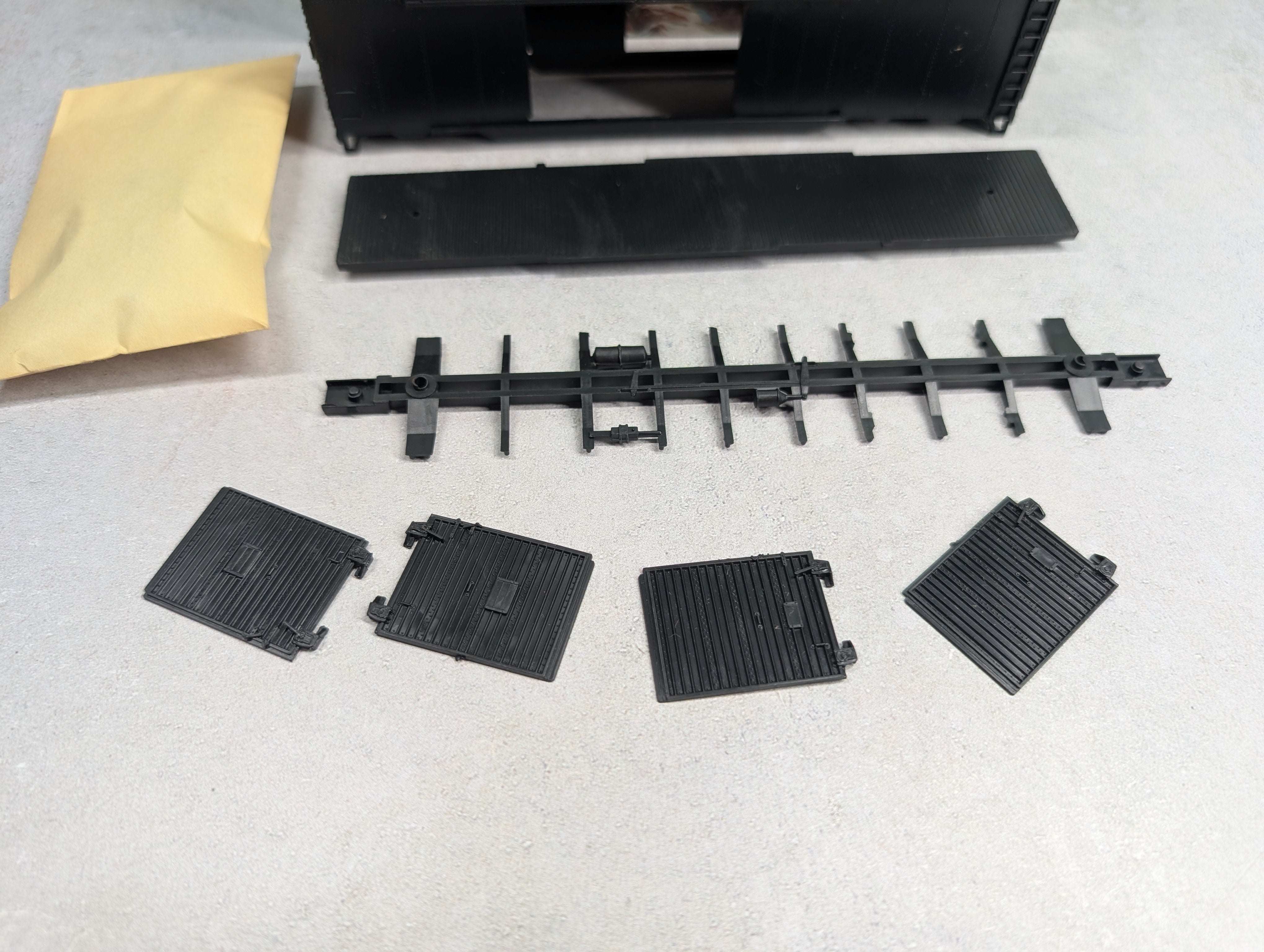 USED Athearn 1309 HO Scale Black Undecorated 50' DD Box Car KIT