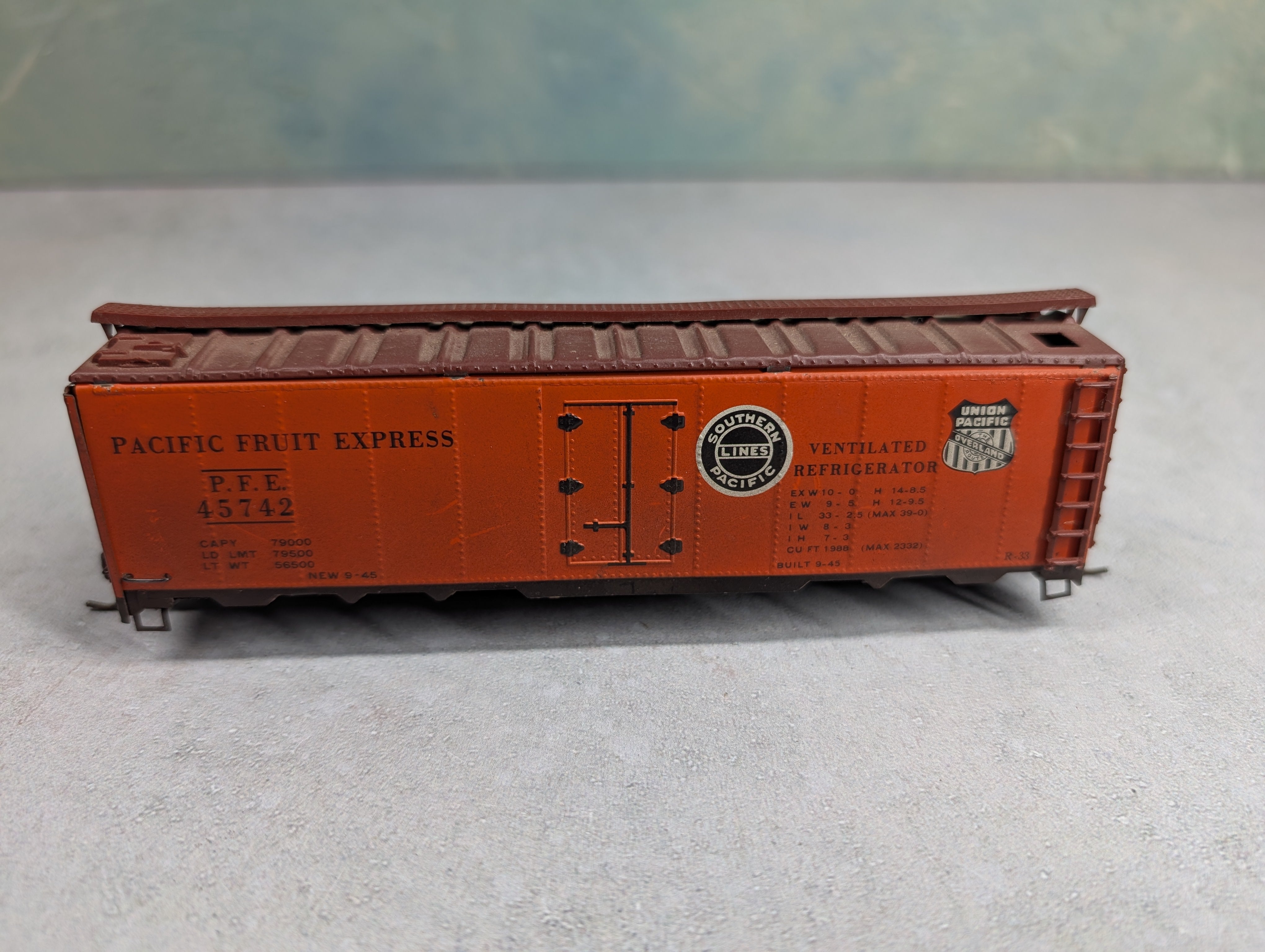 USED Varney HO Scale 40' Reefer Box Car Pacific Fruit Express PFE #45742 Weathered