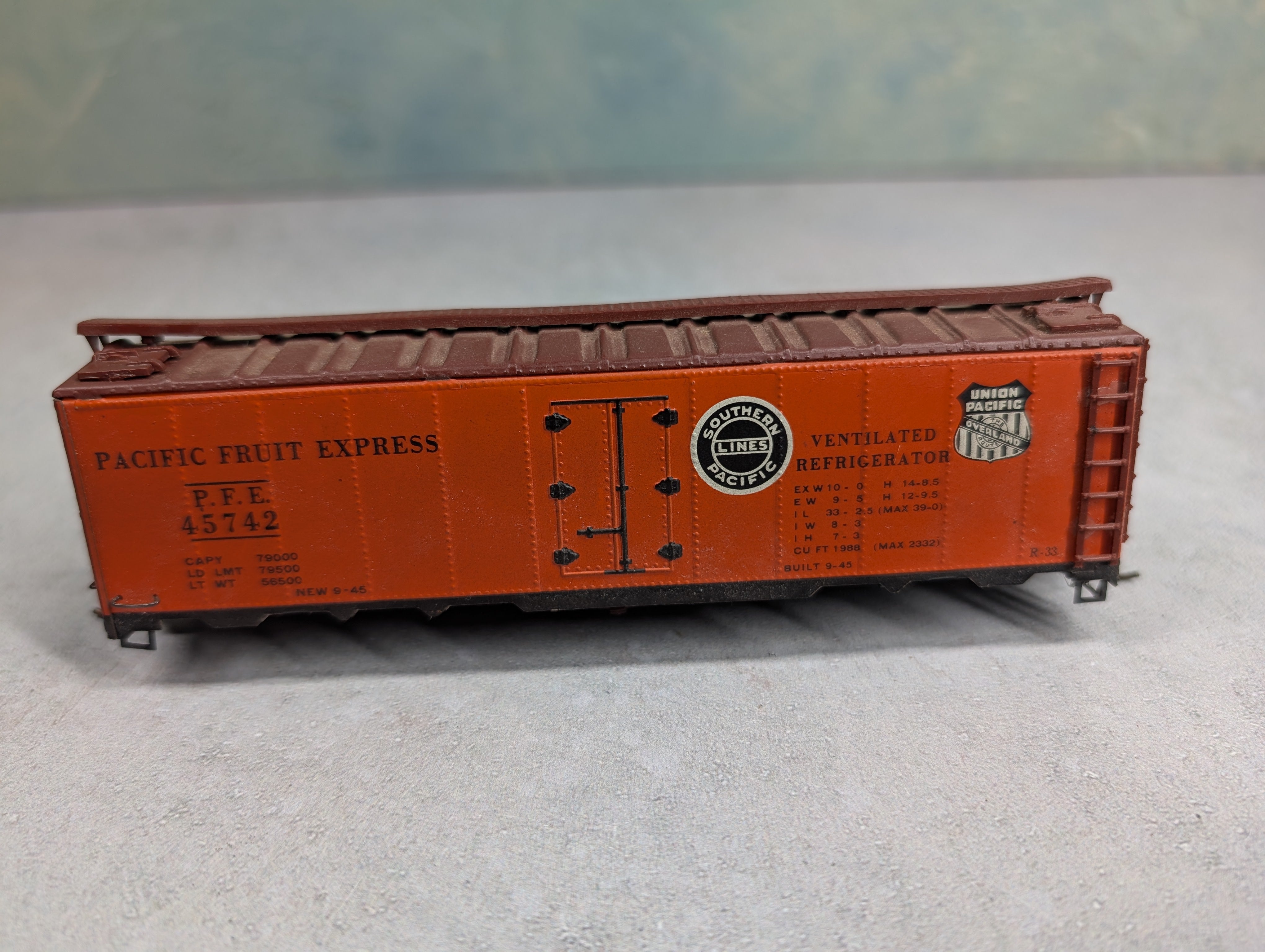 USED Varney HO Scale 40' Reefer Box Car Pacific Fruit Express PFE #45742 Weathered
