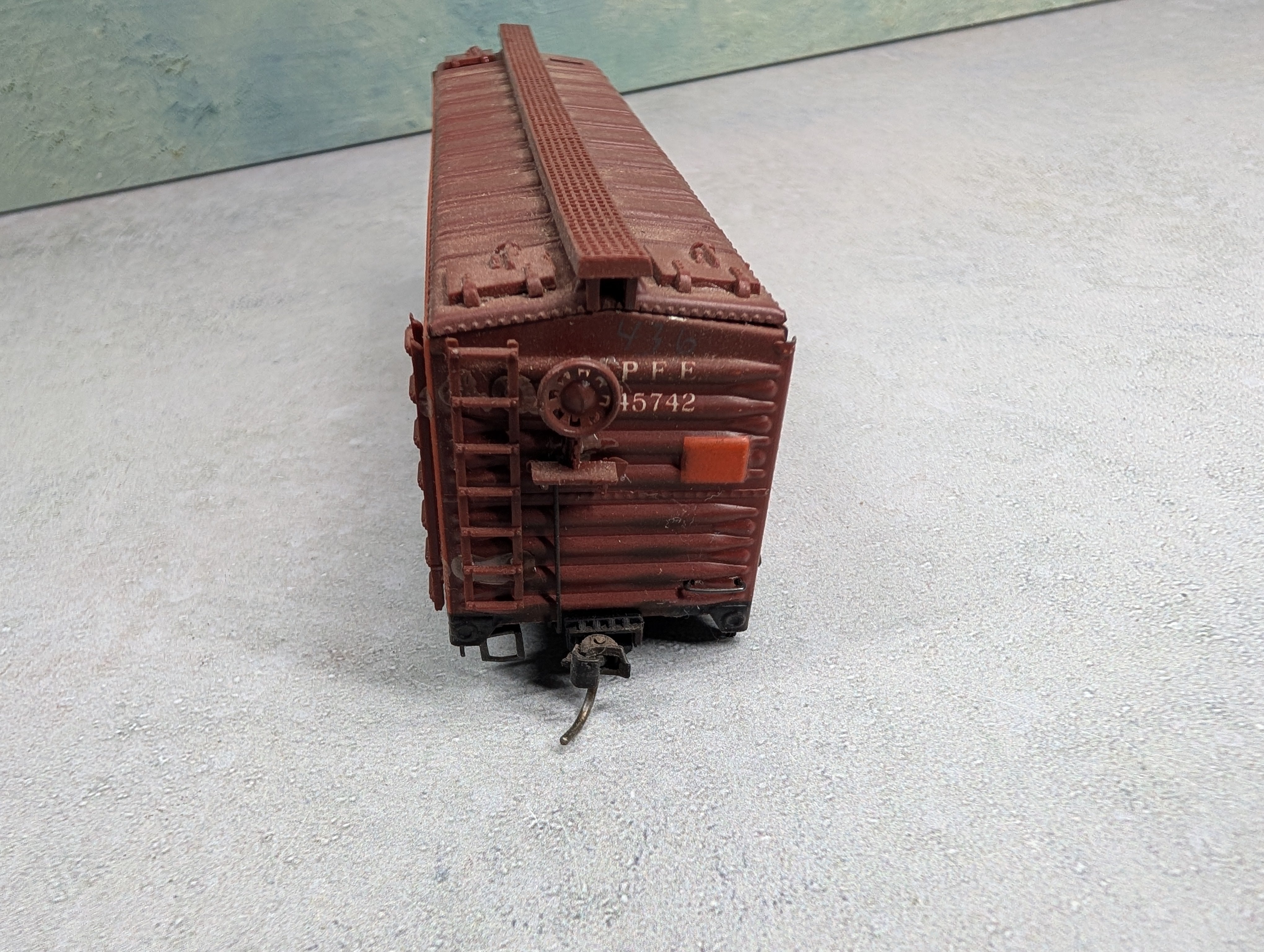 USED Varney HO Scale 40' Reefer Box Car Pacific Fruit Express PFE #45742 Weathered