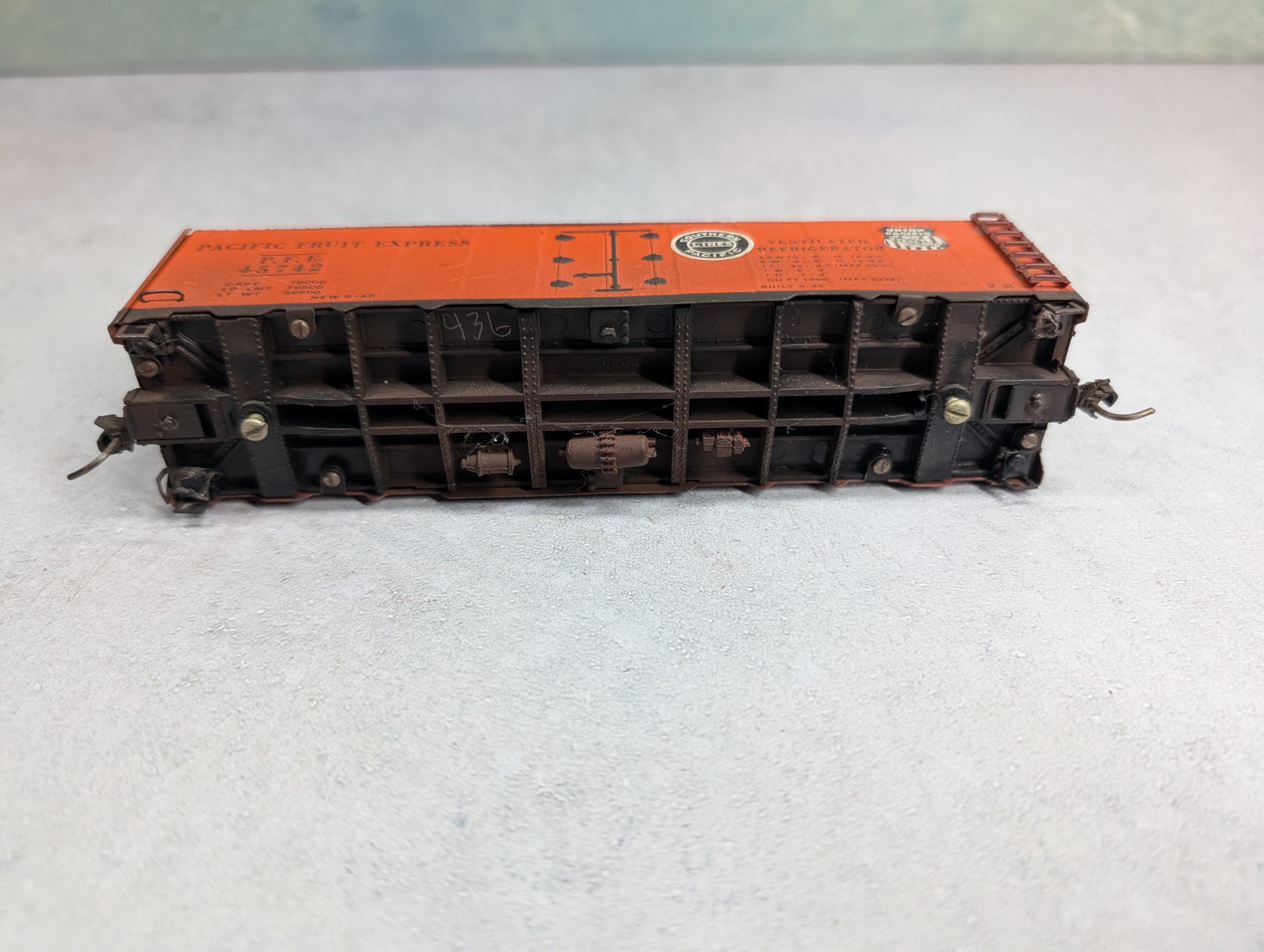 USED Varney HO Scale 40' Reefer Box Car Pacific Fruit Express PFE #45742 Weathered