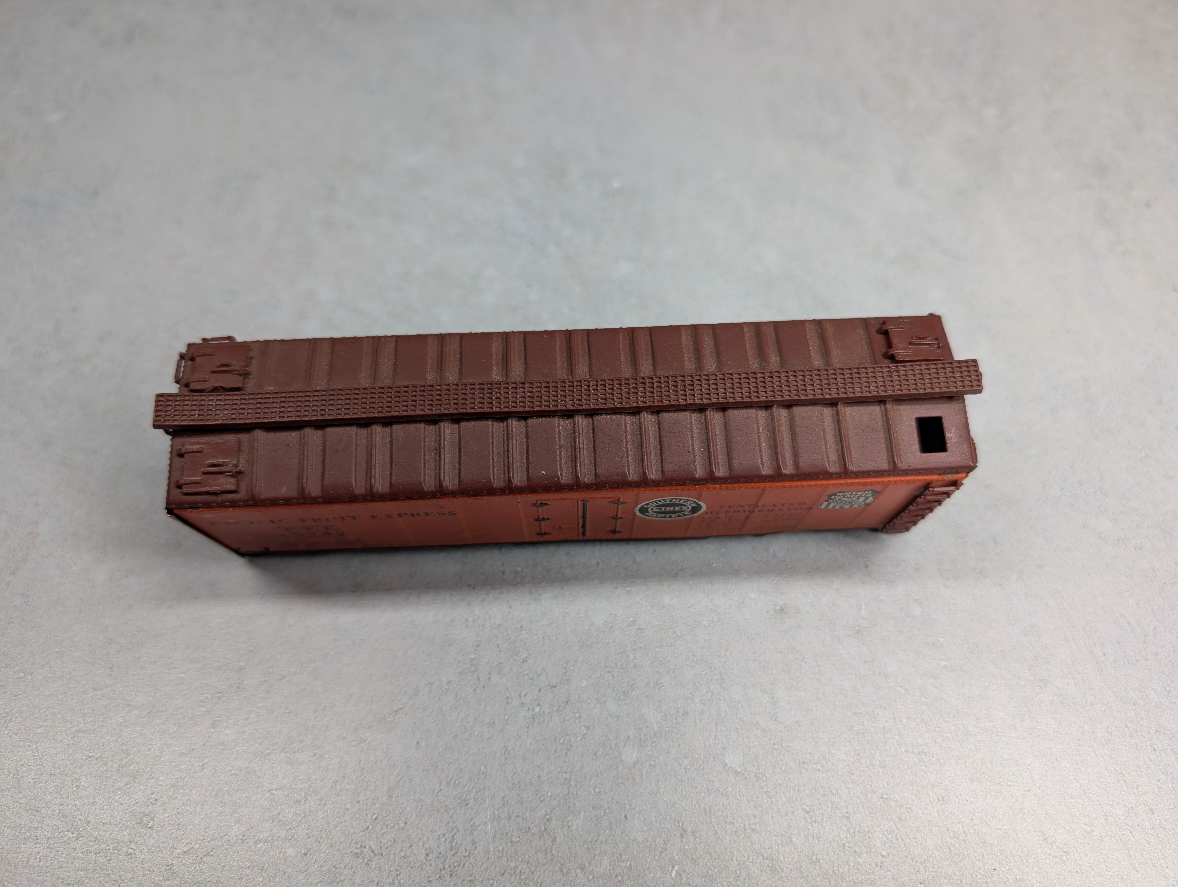 USED Varney HO Scale 40' Reefer Box Car Pacific Fruit Express PFE #45742 Weathered