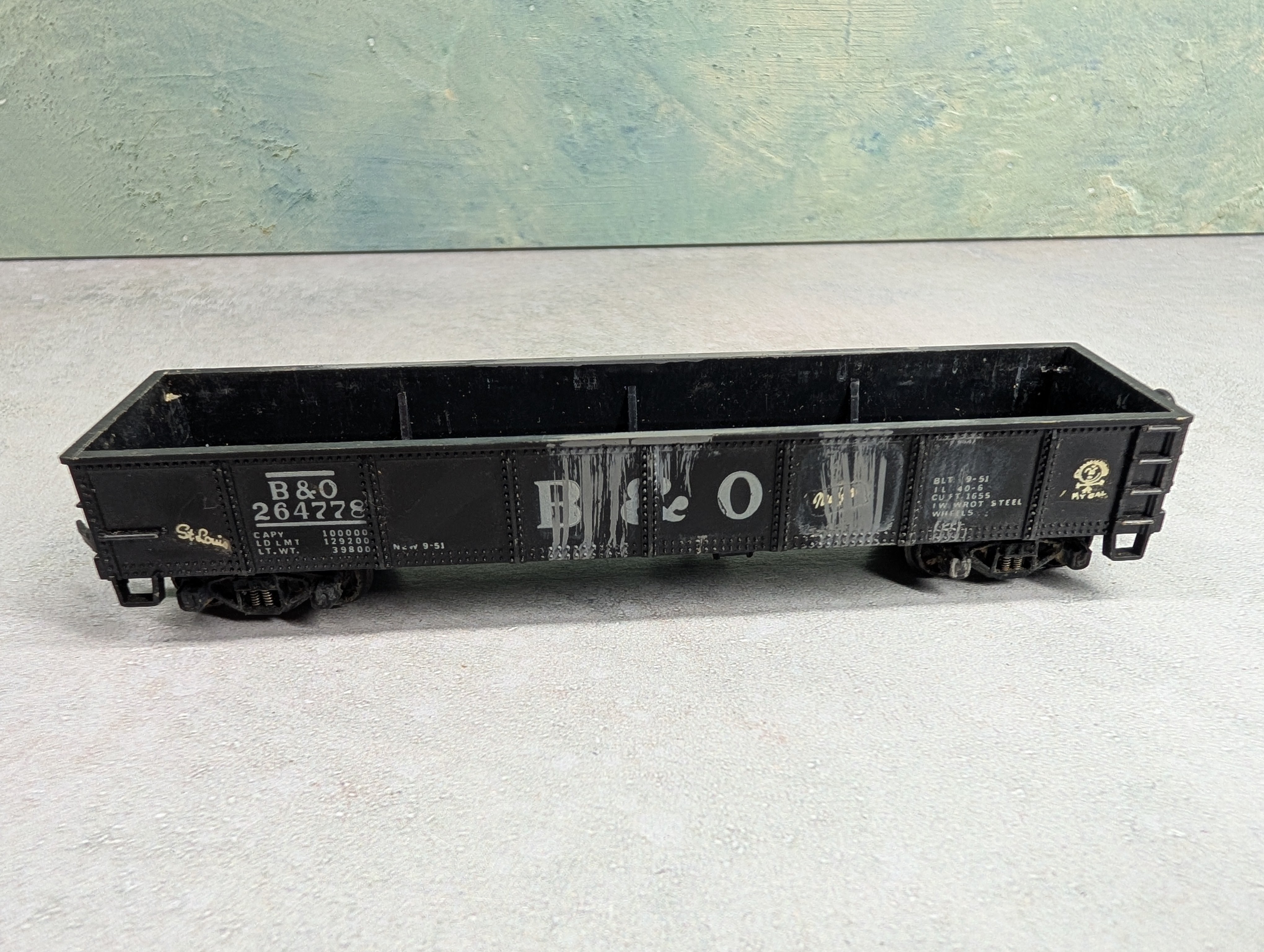 USED Crown HO Scale Gondola Baltimore and Ohio B&O #264778 Painted & Graffiti