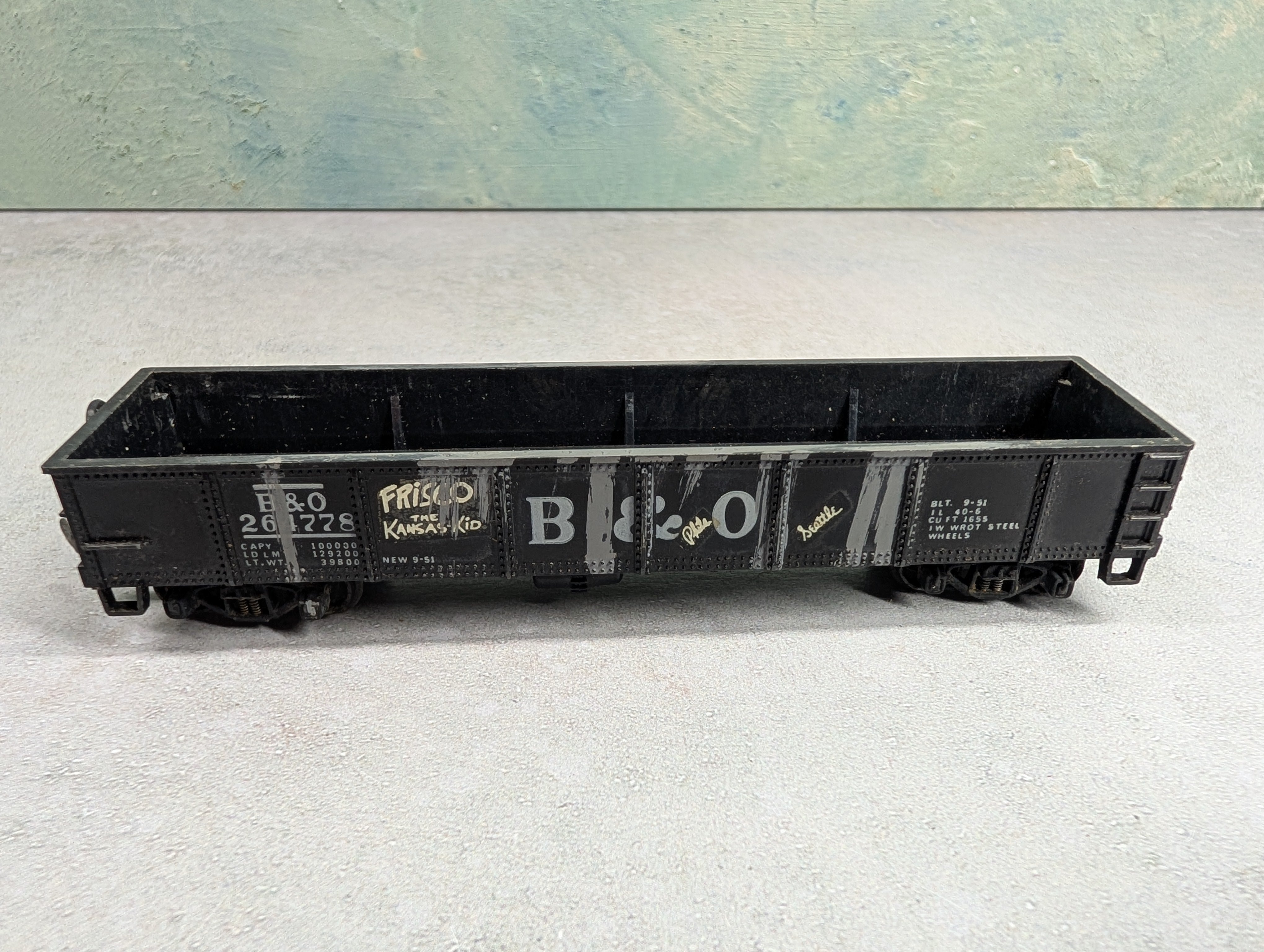 USED Crown HO Scale Gondola Baltimore and Ohio B&O #264778 Painted & Graffiti