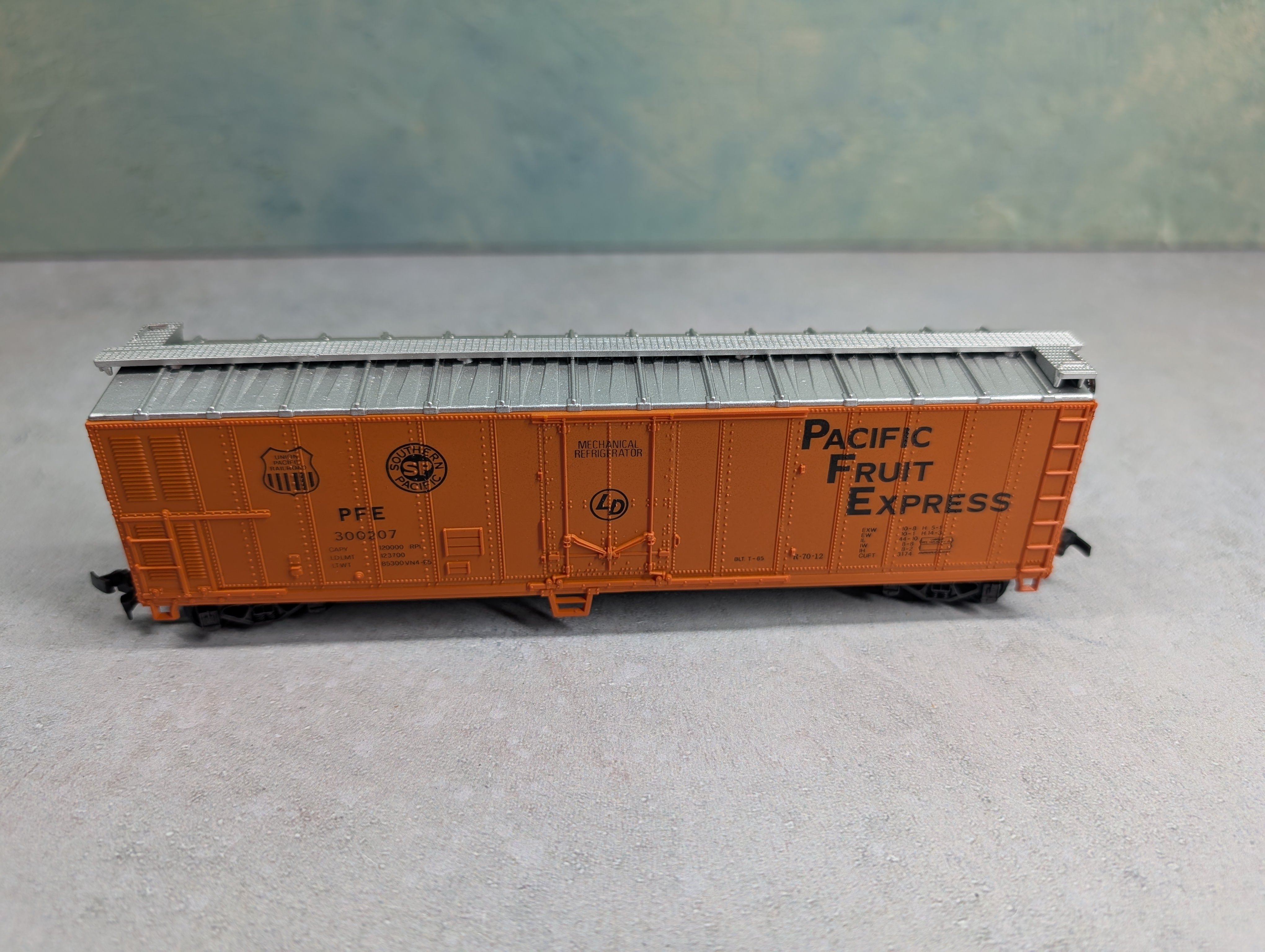 USED HO Scale 50' Box Car Pacific Fruit Express PFE #300207