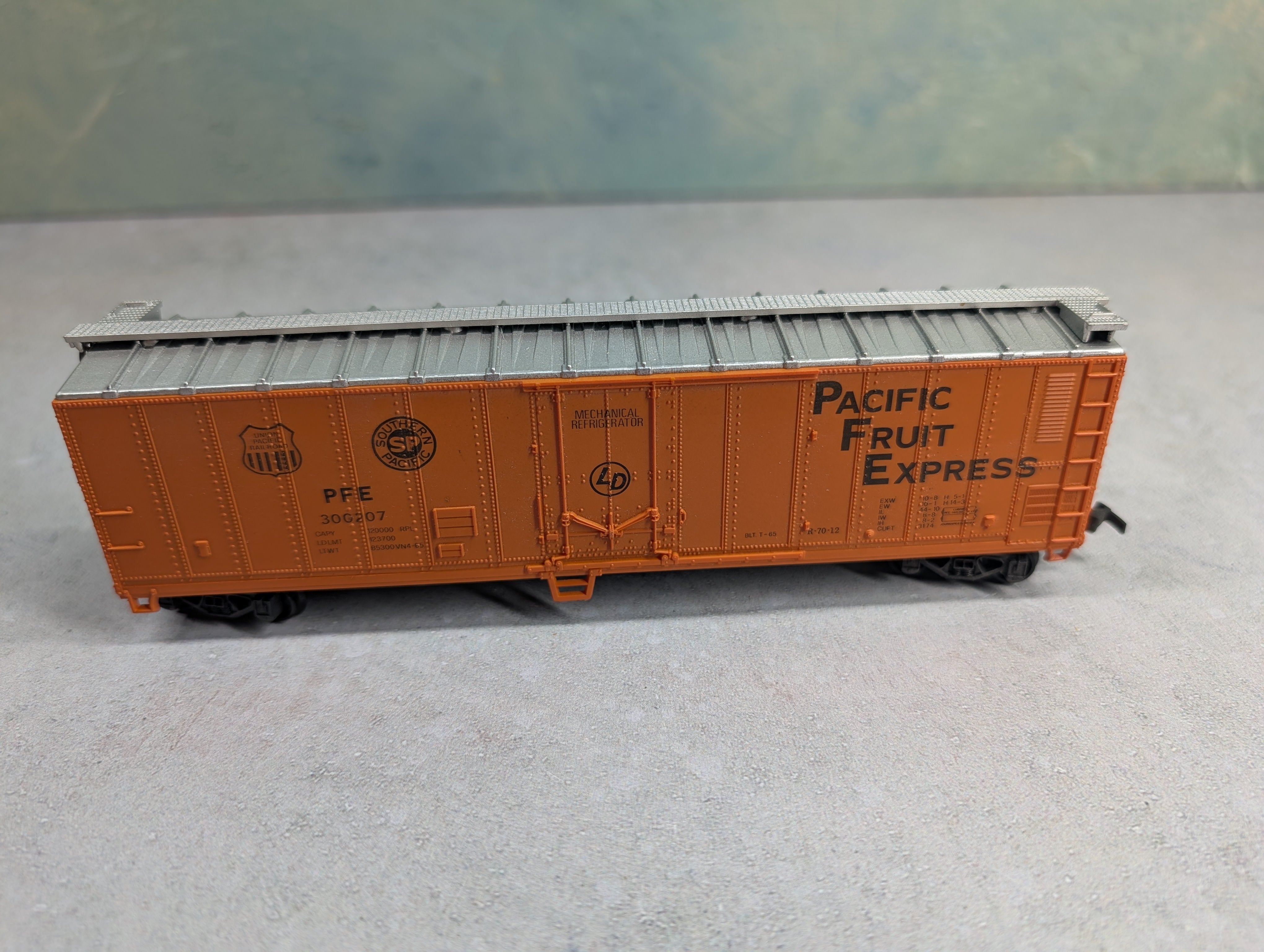 USED HO Scale 50' Box Car Pacific Fruit Express PFE #300207