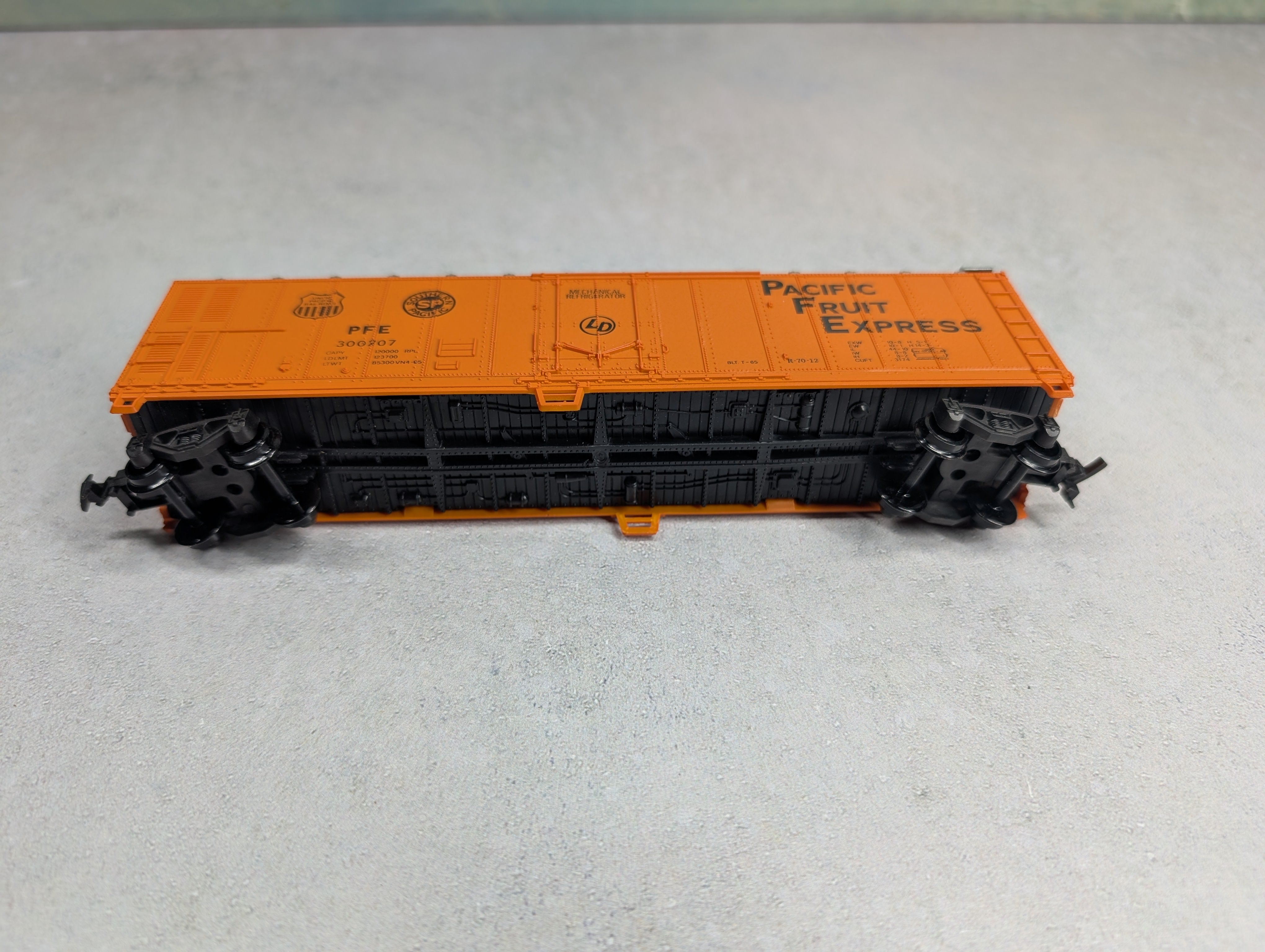 USED HO Scale 50' Box Car Pacific Fruit Express PFE #300207