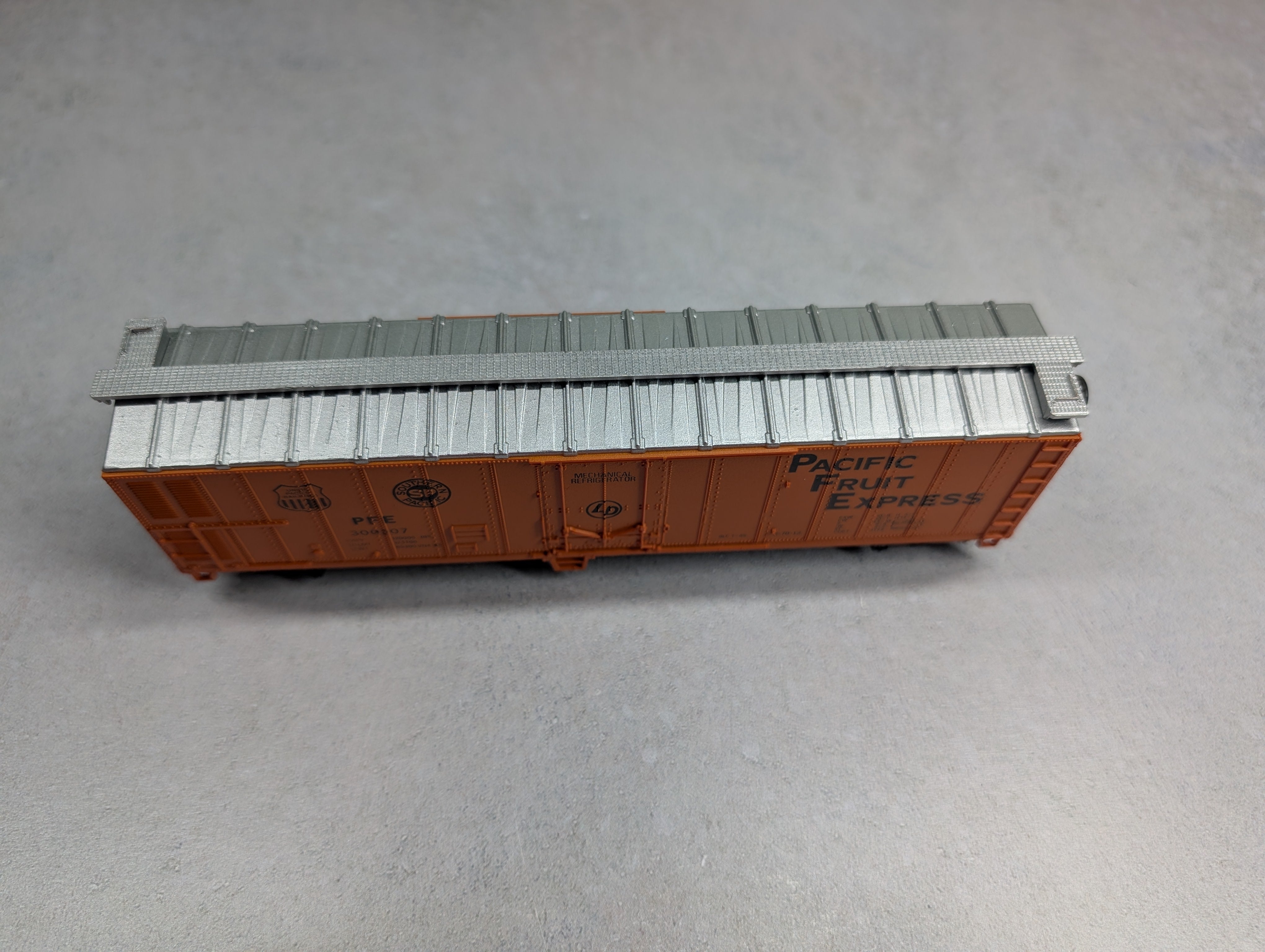 USED HO Scale 50' Box Car Pacific Fruit Express PFE #300207