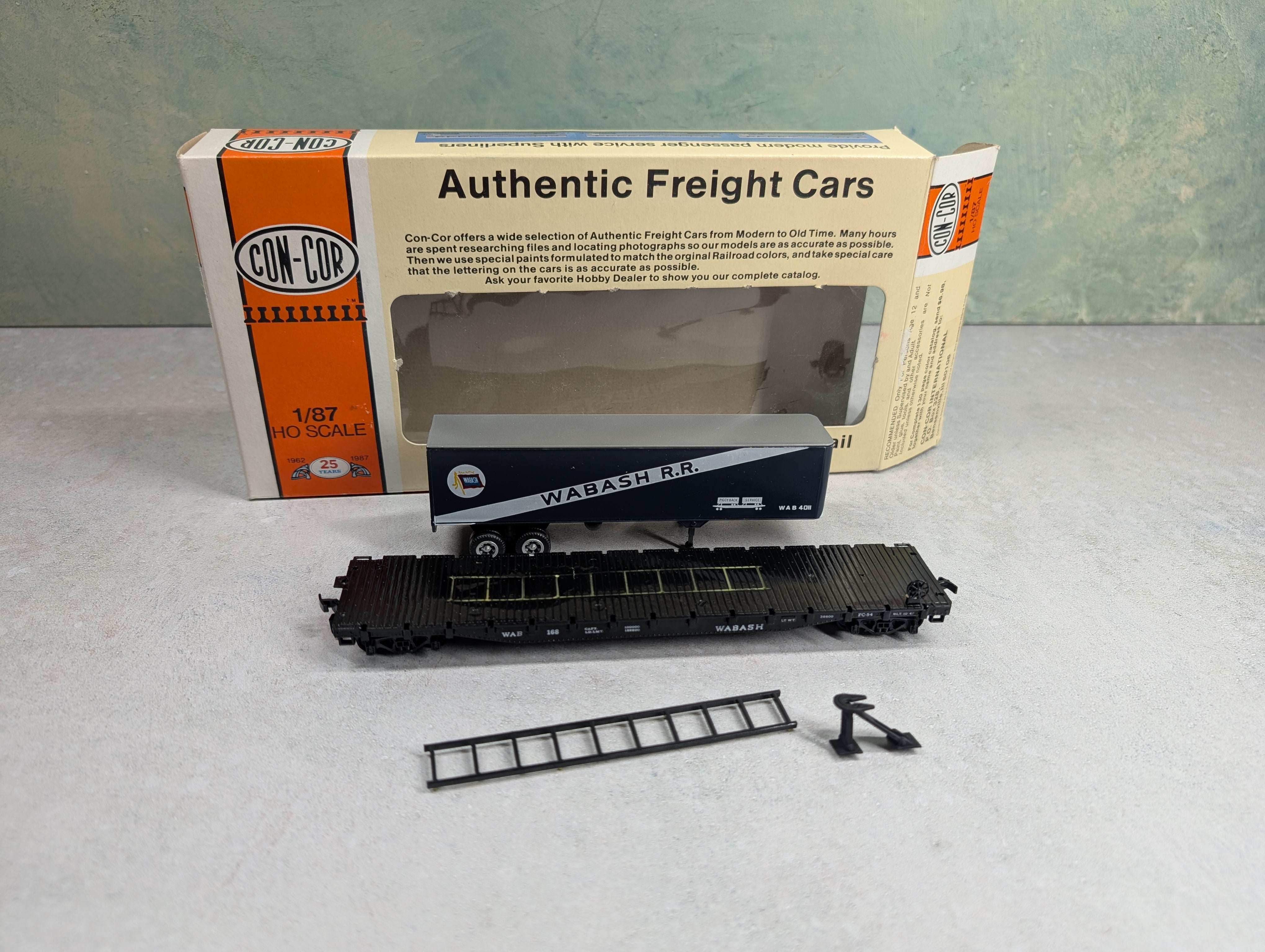 USED Con-Cor 1-009155 HO Scale 54' Flat Car w/ Trailer Wabash WAB #168