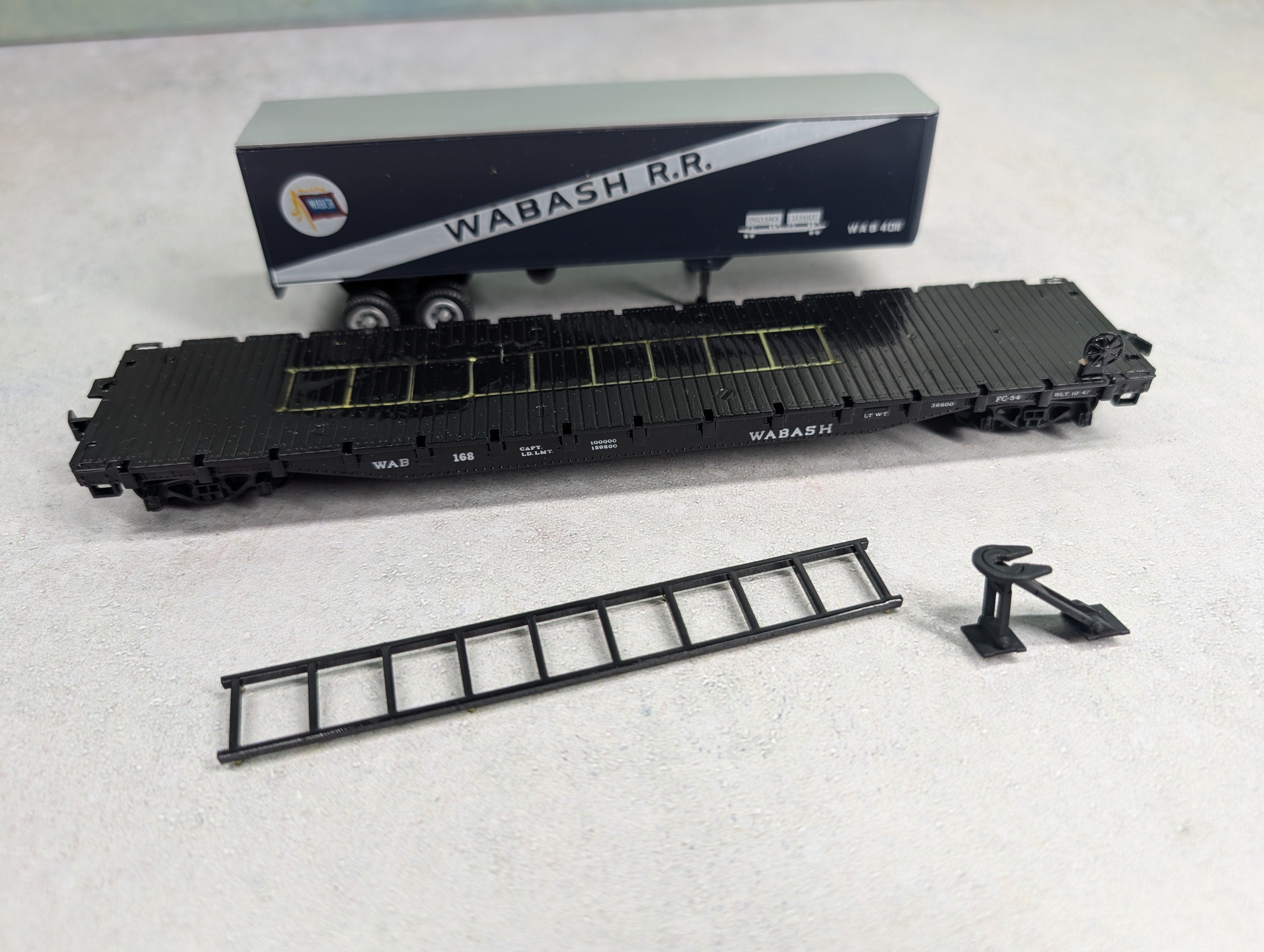 USED Con-Cor 1-009155 HO Scale 54' Flat Car w/ Trailer Wabash WAB #168