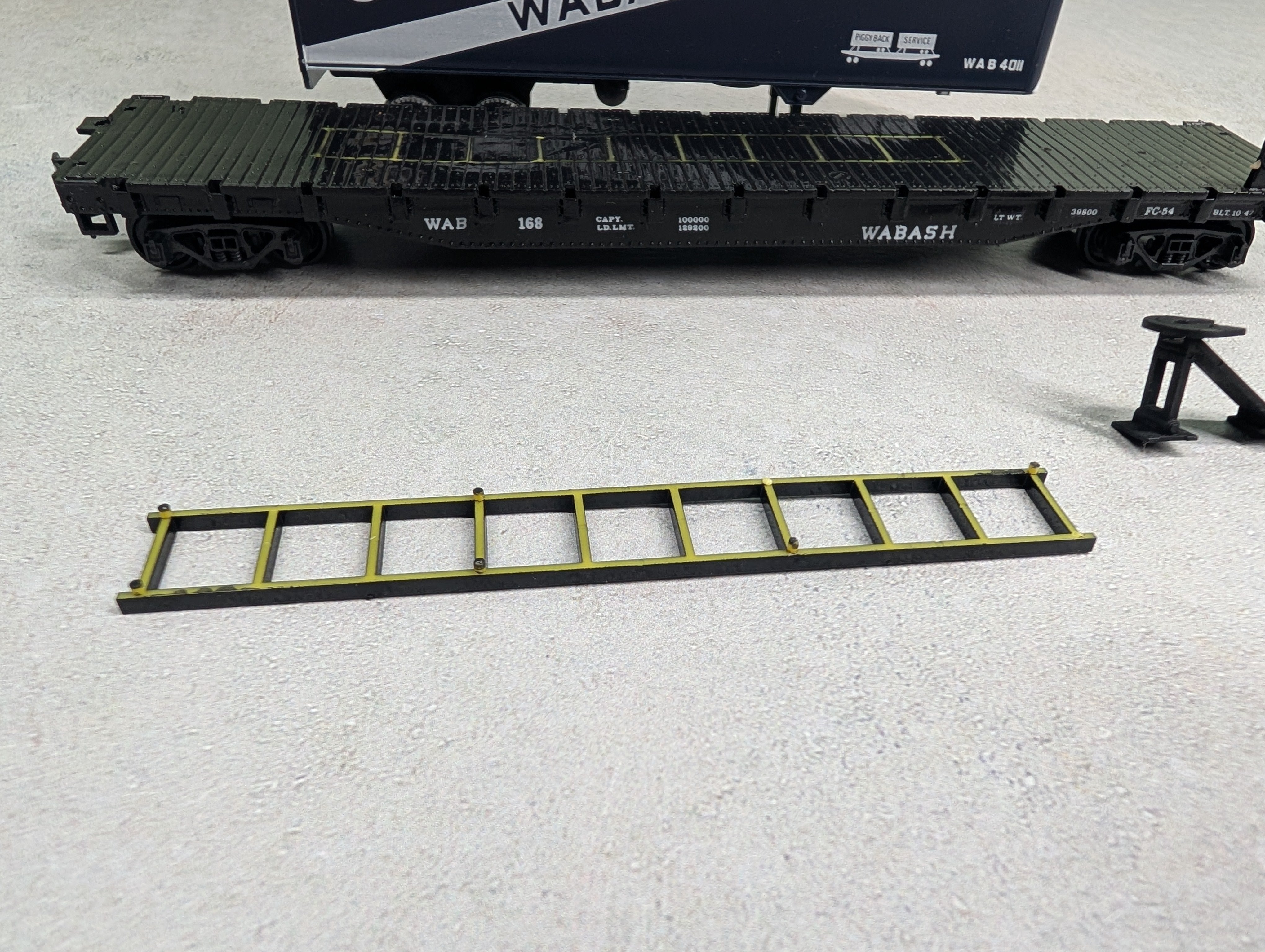 USED Con-Cor 1-009155 HO Scale 54' Flat Car w/ Trailer Wabash WAB #168