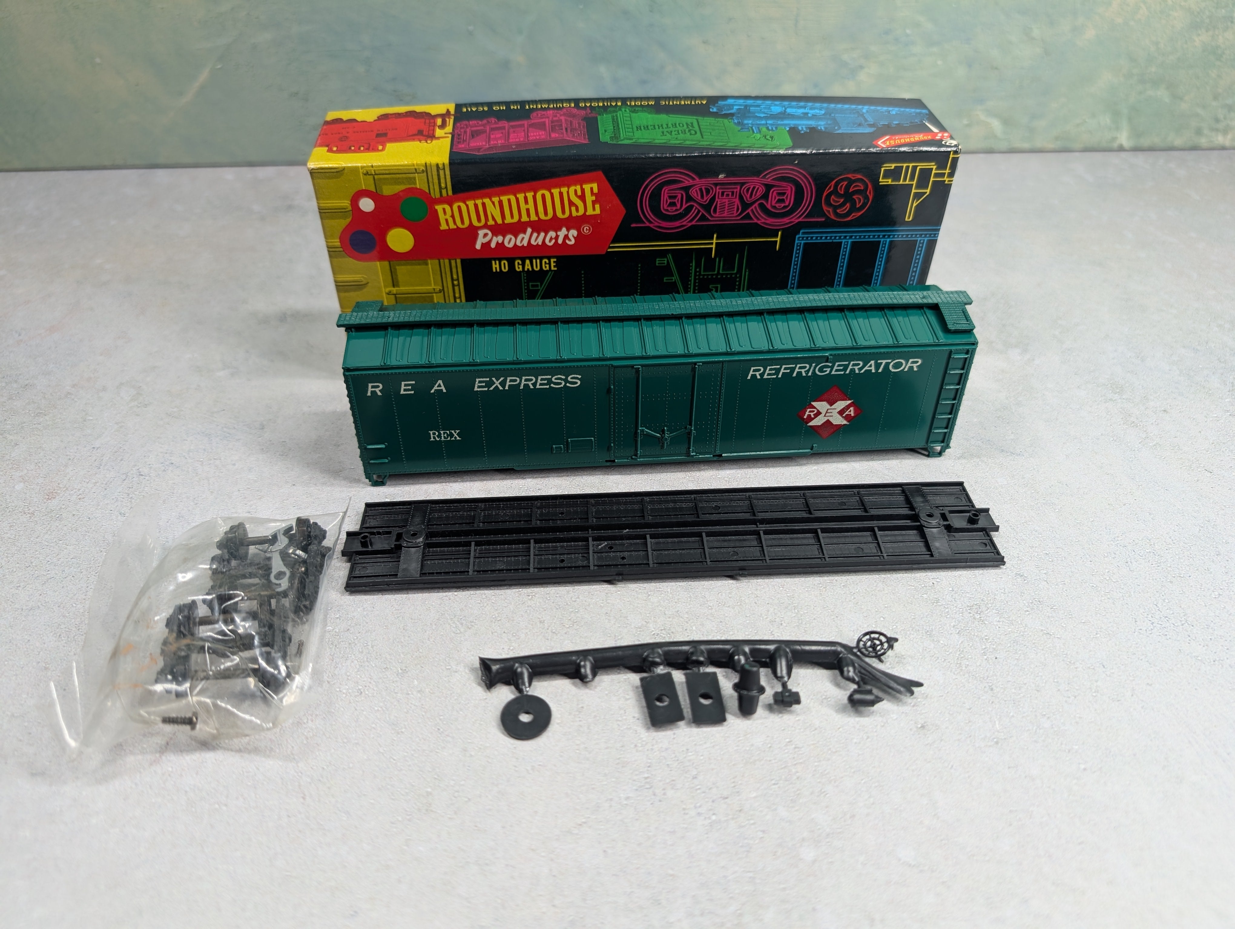 USED Roundhouse HO Scale 50' Box Car Railway Express REX KIT