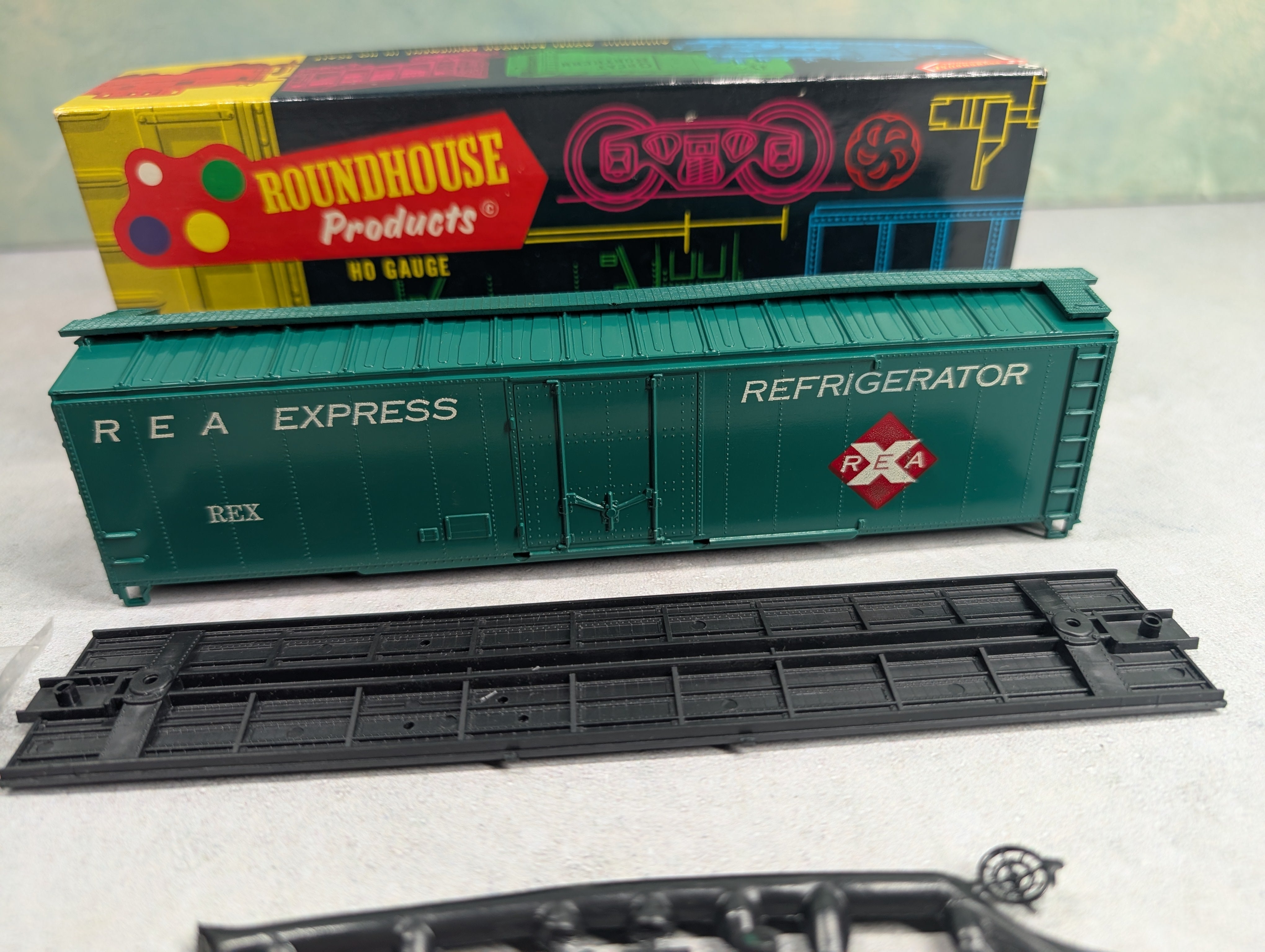 USED Roundhouse HO Scale 50' Box Car Railway Express REX KIT