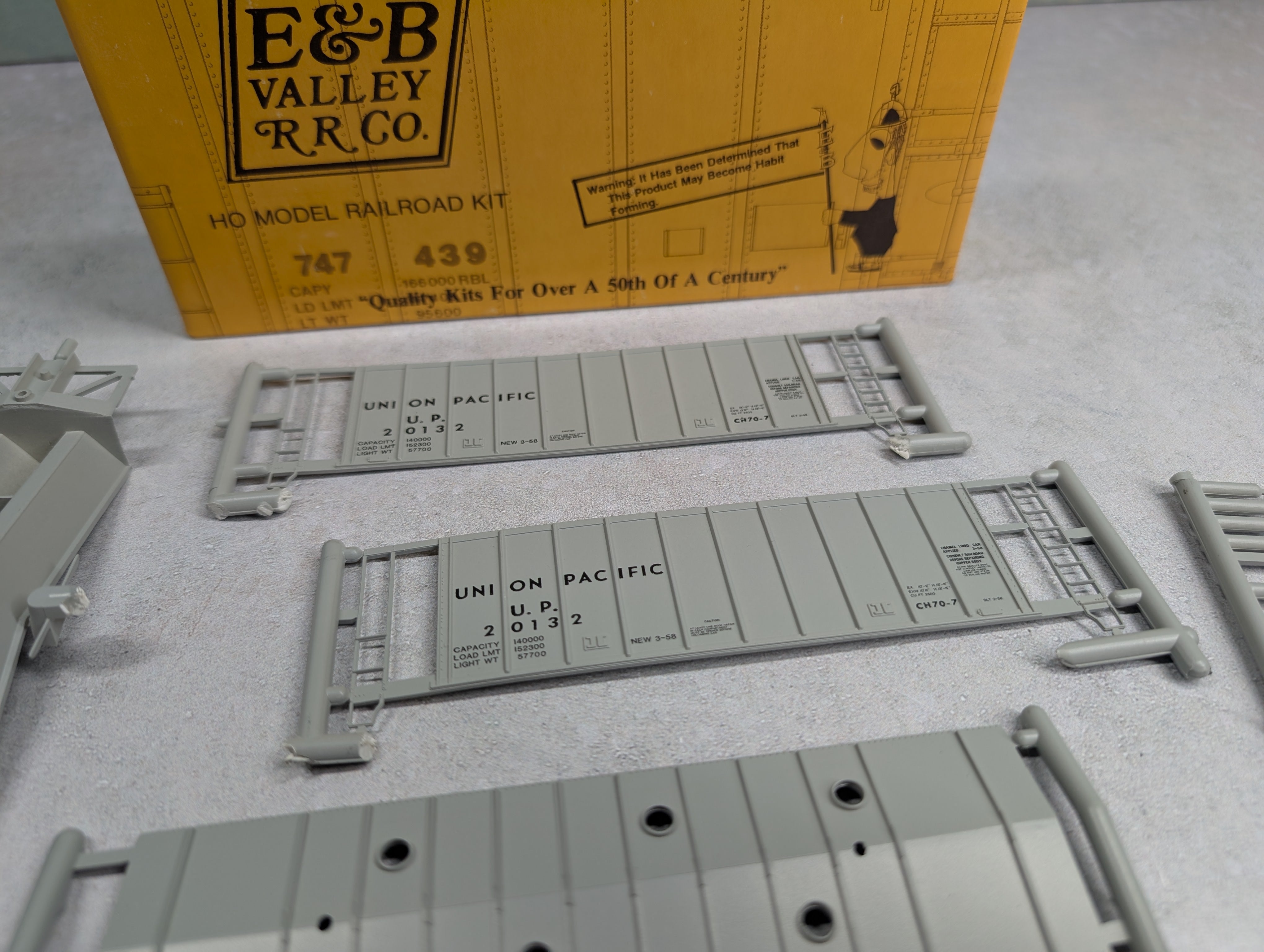USED E&B Valley HO Scale Airslide Covered Hopper Union Pacific UP #20132 KIT