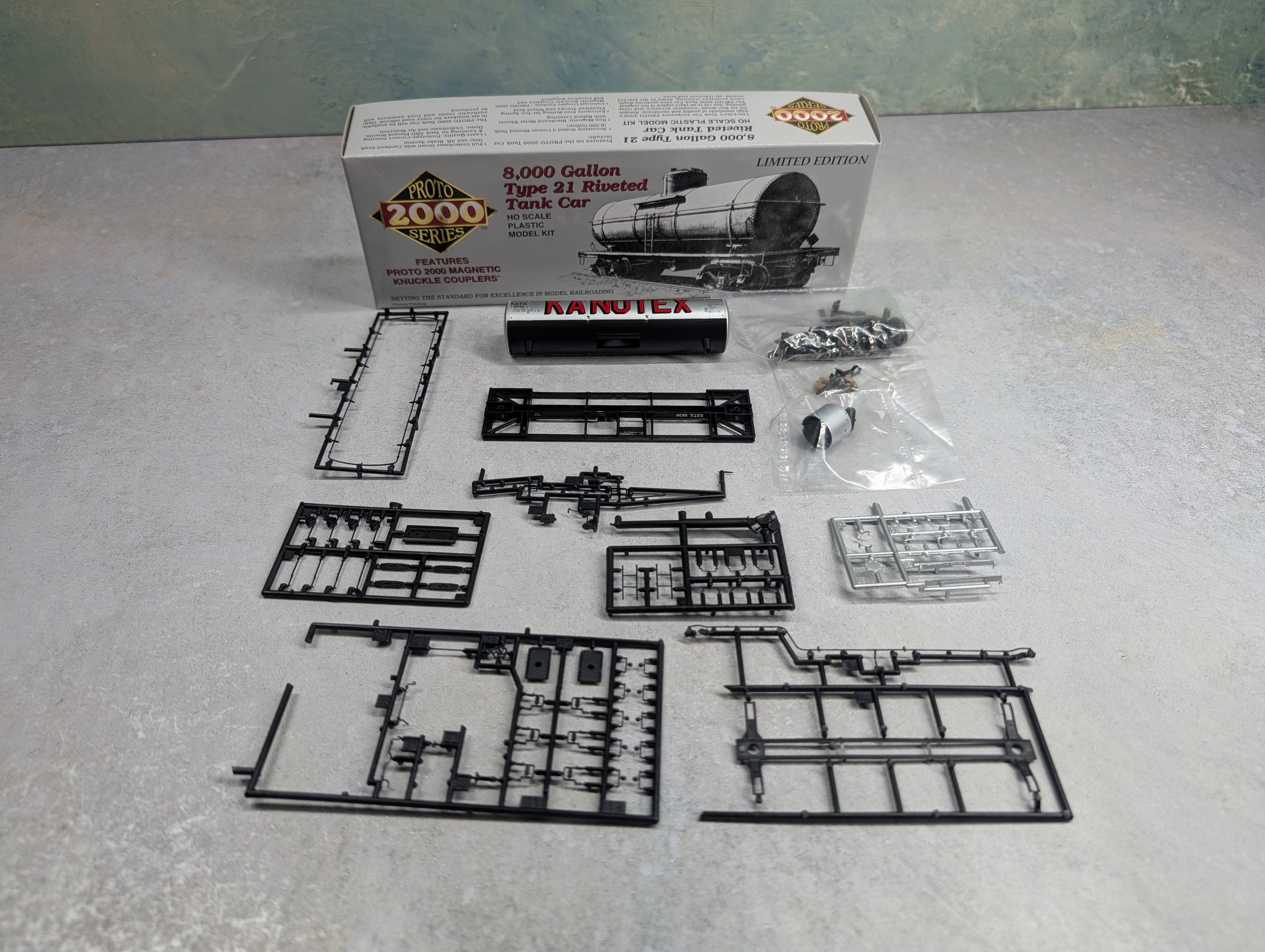 USED Life-Like 21280 HO Scale 8k Gal Type 21 Riveted Tank Car Kanotex KOTX #8234 Proto2000 KIT