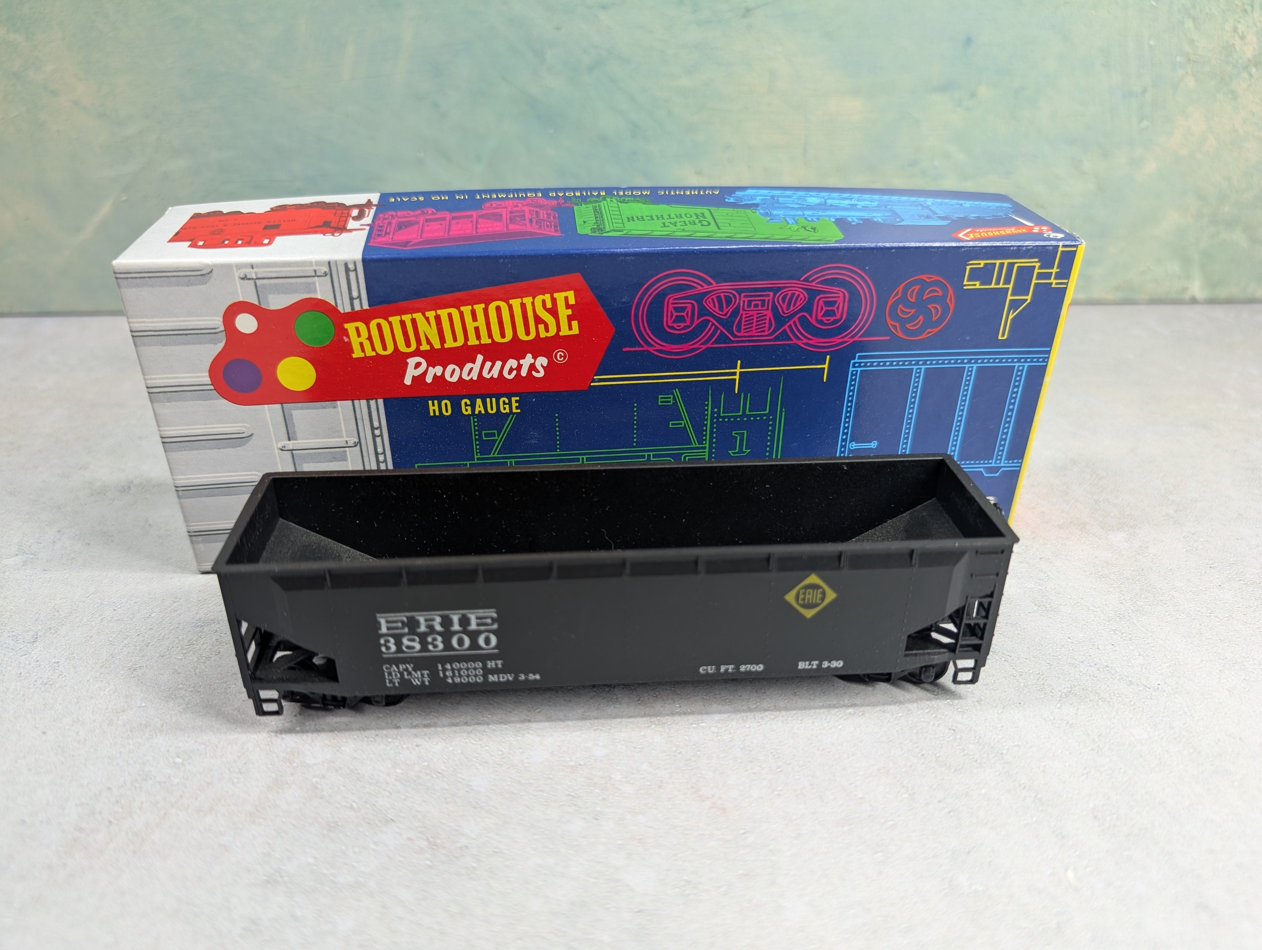 USED Roundhouse HO Scale Offset 3 Bay Hopper Erie #38300